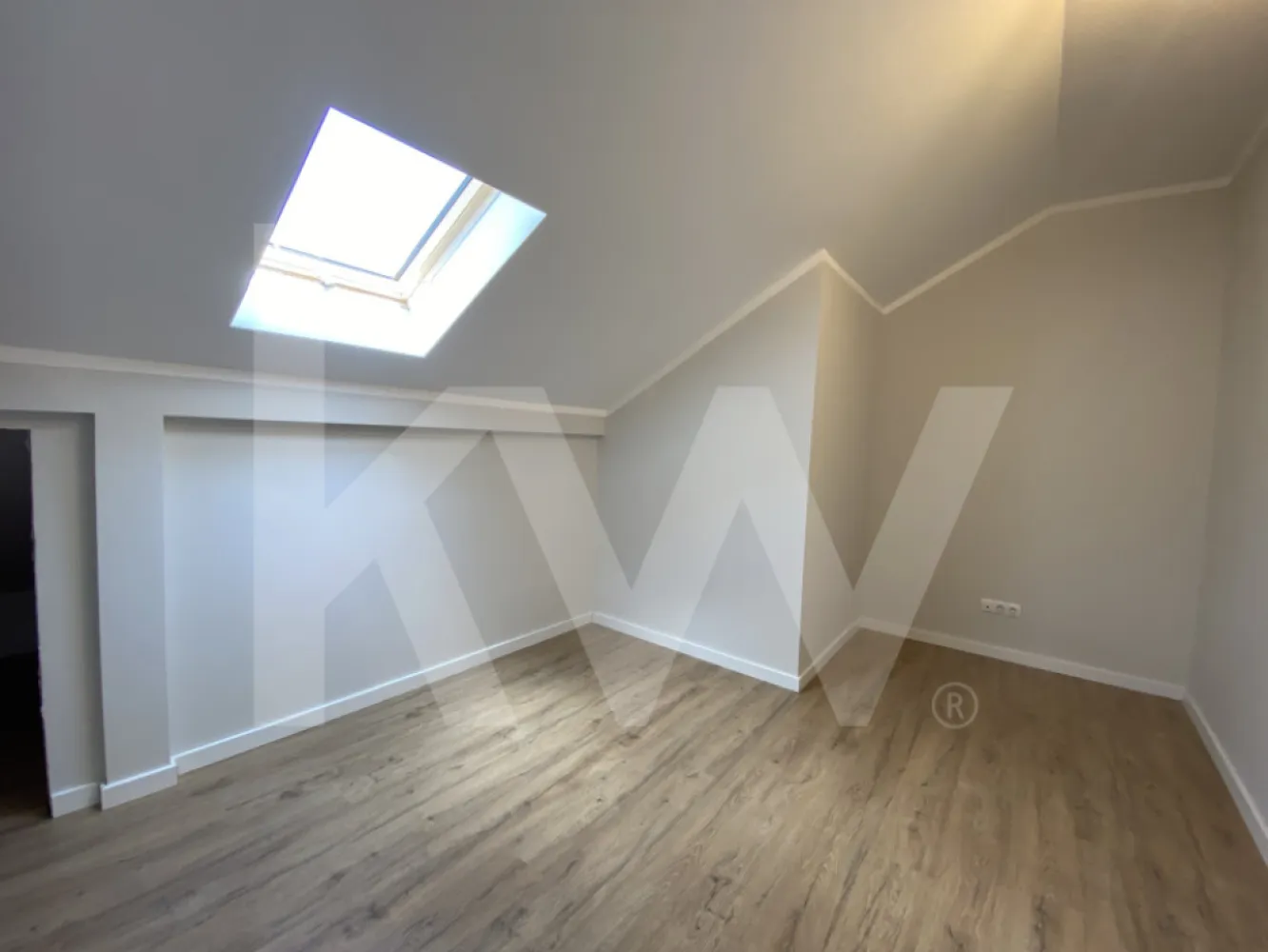 Apartament tip Penthouse- Zona Industrială Vest - Încălzire în pardoseală - Îți dorești să locuiești într-un apartament care face parte dintr-un ansamblu rezidențial exclusivist? 
Dacă răspunsul este da, îți prezentăm un apartament, decomandat, cu suprafața utilă de 107,18  mp și o terasă de 18,46 mp , situat într-o zonă foarte liniștită, Zona Industrială Vest din Sibiu. Ansamblul din care face parte apartamentul beneficiază de spații verzi și o priveliște superbă către munți. 
Apartamentul se predă la stadiul de cheie și 1 loc de parcare inclus în prețul apartamentului. 
Modalități de plată acceptate: cash, credit ipotecar, rate la dezvoltator, în așa fel încât să fie adaptate nevoilor clientului.
Vă așteptăm la vizionare!
