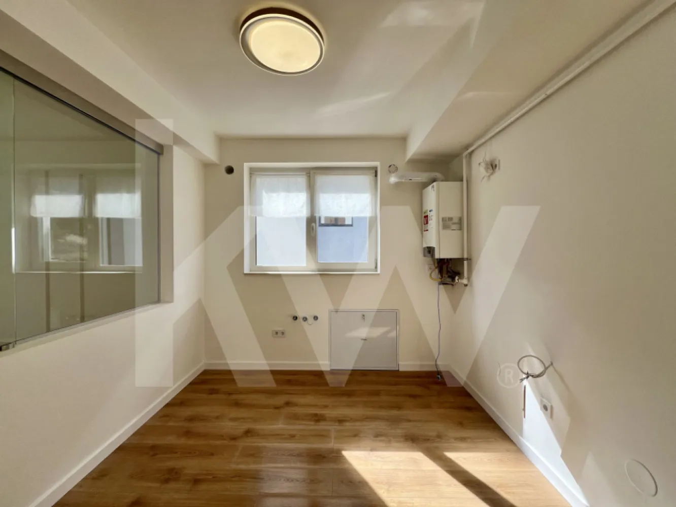 Apartament 2 camere - Dezvoltator imobiliar, va propune spre vanzare un apartament de vanzare cu 2 camere, decomandat, in zona de Vest a orasului Sibiu.

Imobilul este intabulat, are o suprafata utila de 53.55 mp si beneficiaza de o logie cu suprafata de 7,29 mp.

Descriere apartament de vanzare:

- parter inalt
- incalzire in pardoseala
- geam de aerisire la baie
- loc de parcare
- vedere catre munti
- logie cu sticla securizata, orientare sudica
- predare la stadiul de finisat la cheie
- izolatie cu vata bazaltica
- granit pe casa scarii
- frigider, masina de spalat vase, cuptor si plita electrica incorporate
- masina de spalat rufe
- televizor.

Avantaje ansamblu:

- apartamente noi
- ocupare teritoriala eficienta, 45% spatii verzi
- larice siberian si piatra naturala aplicate pe exteriorul vilelor
- locuri de joaca amenajate de dezvoltator in cadrul ansamblului.
- acces facil, lipsit de ambuteiaje rutiere
- 4 cai de acces.

Locuinta poate fi achizitionata si cu ajutorul unui credit bancar.

Vino in ansamblul nostru, programeaza acum o vizionare si vezi cele mai noi apartamente pe piata de imobiliare Sibiu.

Comision 0 la achizitionare.
Pentru detalii și vizionări nu ezita să ne contactezi.