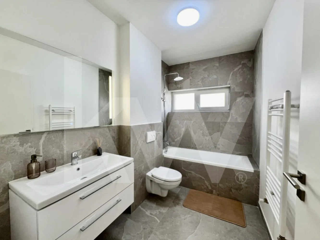 Penthouse 4 camere - mobilat si utilat, intabulat - Penthouse de vanzare in Sibiu cu 4 camere, situat in cartierul rezidential DaVinci Homes, in zona de Vest a orasului.

Imobilul este intabulat, mobilat si utilat si are o suprafata utila de 105.5 mp si beneficiaza de o logie cu suprafata de 7,29 mp.

Descriere imobil:

- etaj 2/2
- penthouse confort lux
- living cu inaltime de 5.6 m
- incalzire in pardoseala
- jaluzele electrice
- 2 bai, dintre care una beneficiaza de geam de aerisire la baie
- loc de parcare
- multa lumina naturala si vedere catre munti
- logie cu sticla securizata, si sistem de captare al apelor
- orientare sudica
- predare la stadiul mobilat utilat
- izolatie cu vata bazaltica
- granit pe casa scarii.

Avantaje ansamblu:

- cartier rezidential nou
- ocupare teritoriala eficienta, 45% spatii verzi
- larice siberian si piatra naturala aplicate pe exteriorul vilelor
- locuri de joaca amenajate de dezvoltator in cadrul ansamblului.
- acces facil, lipsit de ambuteiaje rutiere
- 4 cai de acces.

Locuinta poate fi achizitionata si cu ajutorul unui credit bancar, comision 0, iar prețul rămâne la fel indiferent de metoda de plata.

Vino in ansamblul nostru, programează acum o vizionare.