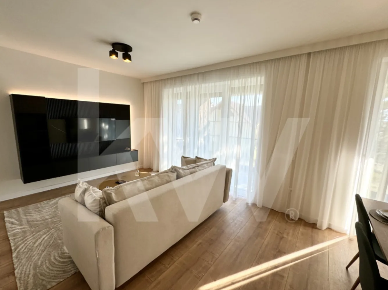 Apartament 2 camere - cartier luxos - Îți dorești să locuiești într-un apartament care face parte dintr-un ansamblu rezidențial exclusivist?
Dacă răspunsul este da, îți prezentăm un apartament cu suprafața utilă de 52.10 mp și o terasă de 9.97 mp , situat într-o zonă foarte liniștită, Zona Industrială Vest din Sibiu. Ansamblul din care face parte apartamentul beneficiază de spații verzi și o priveliște superbă către munți.
Apartamentul la cheie și 1 loc de parcare inclus în prețul apartamentului, insa exista si posibilitatea de mobilat si utilat exact ca in poze, cu un cost suplimentar.
Modalități de plată acceptate: cash, credit ipotecar, rate la dezvoltator, în așa fel încât să fie adaptate nevoilor clientului.
Vă așteptăm la vizionare!