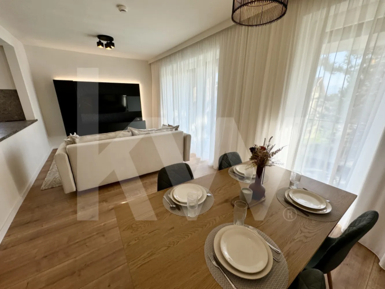 Apartament 2 camere - cartier luxos - Îți dorești să locuiești într-un apartament care face parte dintr-un ansamblu rezidențial exclusivist?
Dacă răspunsul este da, îți prezentăm un apartament cu suprafața utilă de 52.10 mp și o terasă de 9.97 mp , situat într-o zonă foarte liniștită, Zona Industrială Vest din Sibiu. Ansamblul din care face parte apartamentul beneficiază de spații verzi și o priveliște superbă către munți.
Apartamentul la cheie și 1 loc de parcare inclus în prețul apartamentului, insa exista si posibilitatea de mobilat si utilat exact ca in poze, cu un cost suplimentar.
Modalități de plată acceptate: cash, credit ipotecar, rate la dezvoltator, în așa fel încât să fie adaptate nevoilor clientului.
Vă așteptăm la vizionare!