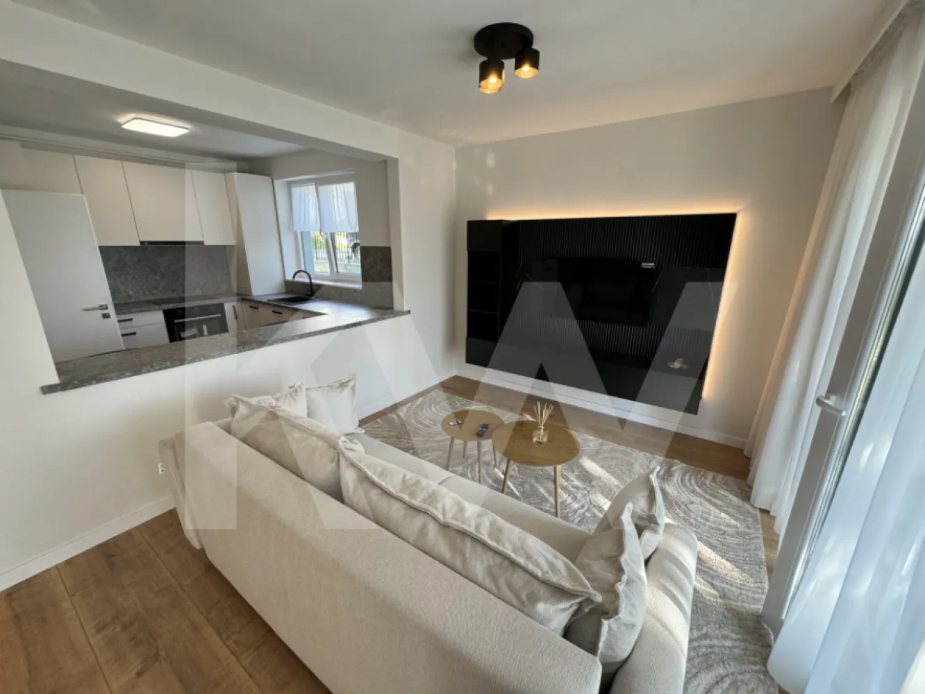 Apartament 2 camere - cartier luxos - Îți dorești să locuiești într-un apartament care face parte dintr-un ansamblu rezidențial exclusivist?
Dacă răspunsul este da, îți prezentăm un apartament cu suprafața utilă de 52.10 mp și o terasă de 9.97 mp , situat într-o zonă foarte liniștită, Zona Industrială Vest din Sibiu. Ansamblul din care face parte apartamentul beneficiază de spații verzi și o priveliște superbă către munți.
Apartamentul la cheie și 1 loc de parcare inclus în prețul apartamentului, insa exista si posibilitatea de mobilat si utilat exact ca in poze, cu un cost suplimentar.
Modalități de plată acceptate: cash, credit ipotecar, rate la dezvoltator, în așa fel încât să fie adaptate nevoilor clientului.
Vă așteptăm la vizionare!