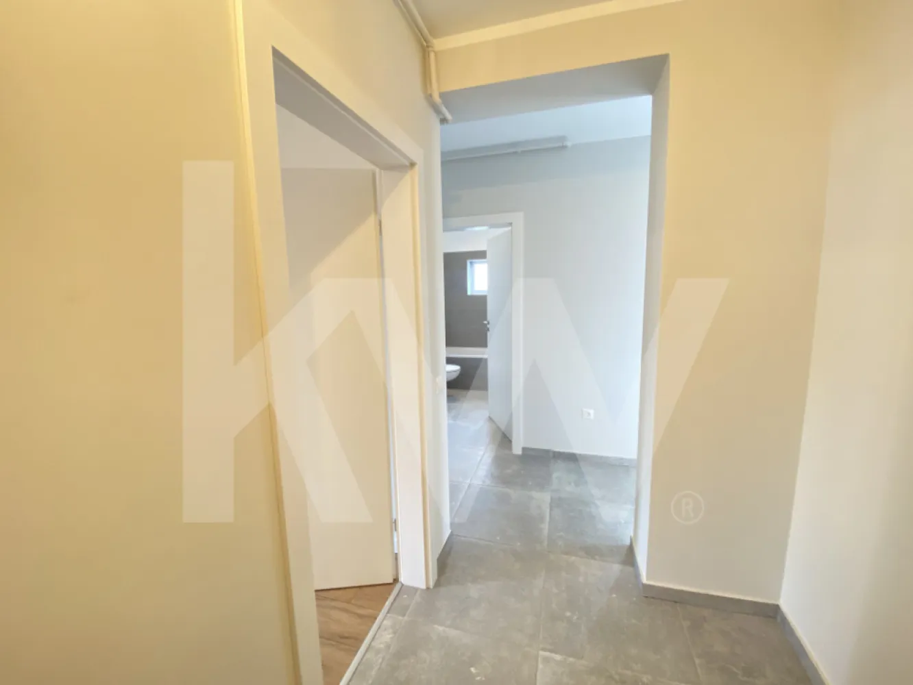 Apartament - Zona Industrială Vest - Încălzire în pardoseală - Îți dorești să locuiești într-un apartament care face parte dintr-un ansamblu rezidențial exclusivist? 
Dacă răspunsul este da, îți prezentăm un apartament de 2 camere, decomandat, cu suprafața utilă de 52,06 mp și o terasă de 18,46 mp , situat într-o zonă foarte liniștită, Zona Industrială Vest din Sibiu. Ansamblul din care face parte apartamentul beneficiază de spații verzi și o priveliște superbă către munți. 
Apartamentul se predă la stadiul de cheie și 1 loc de parcare inclus în prețul apartamentului. 
Modalități de plată acceptate: cash, credit ipotecar, rate la dezvoltator, în așa fel încât să fie adaptate nevoilor clientului.
Vă așteptăm la vizionare!