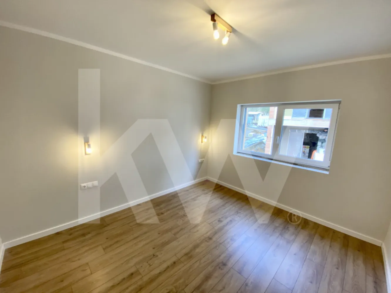 Apartament - Zona Industrială Vest - Încălzire în pardoseală - Îți dorești să locuiești într-un apartament care face parte dintr-un ansamblu rezidențial exclusivist? 
Dacă răspunsul este da, îți prezentăm un apartament de 2 camere, decomandat, cu suprafața utilă de 52,06 mp și o terasă de 18,46 mp , situat într-o zonă foarte liniștită, Zona Industrială Vest din Sibiu. Ansamblul din care face parte apartamentul beneficiază de spații verzi și o priveliște superbă către munți. 
Apartamentul se predă la stadiul de cheie și 1 loc de parcare inclus în prețul apartamentului. 
Modalități de plată acceptate: cash, credit ipotecar, rate la dezvoltator, în așa fel încât să fie adaptate nevoilor clientului.
Vă așteptăm la vizionare!
