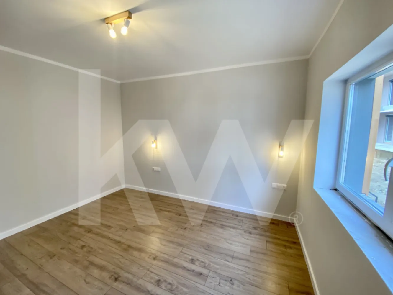 Apartament - Zona Industrială Vest - Încălzire în pardoseală - Îți dorești să locuiești într-un apartament care face parte dintr-un ansamblu rezidențial exclusivist? 
Dacă răspunsul este da, îți prezentăm un apartament de 2 camere, decomandat, cu suprafața utilă de 52,06 mp și o terasă de 18,46 mp , situat într-o zonă foarte liniștită, Zona Industrială Vest din Sibiu. Ansamblul din care face parte apartamentul beneficiază de spații verzi și o priveliște superbă către munți. 
Apartamentul se predă la stadiul de cheie și 1 loc de parcare inclus în prețul apartamentului. 
Modalități de plată acceptate: cash, credit ipotecar, rate la dezvoltator, în așa fel încât să fie adaptate nevoilor clientului.
Vă așteptăm la vizionare!