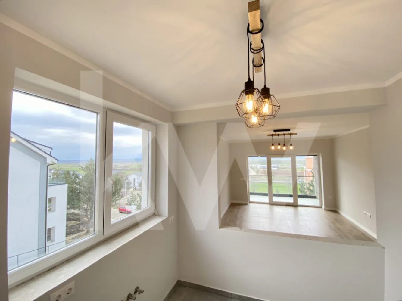 Apartament - Zona Industrială Vest - Încălzire în pardoseală - Îți dorești să locuiești într-un apartament care face parte dintr-un ansamblu rezidențial exclusivist? 
Dacă răspunsul este da, îți prezentăm un apartament de 2 camere, decomandat, cu suprafața utilă de 52,06 mp și o terasă de 18,46 mp , situat într-o zonă foarte liniștită, Zona Industrială Vest din Sibiu. Ansamblul din care face parte apartamentul beneficiază de spații verzi și o priveliște superbă către munți. 
Apartamentul se predă la stadiul de cheie și 1 loc de parcare inclus în prețul apartamentului. 
Modalități de plată acceptate: cash, credit ipotecar, rate la dezvoltator, în așa fel încât să fie adaptate nevoilor clientului.
Vă așteptăm la vizionare!