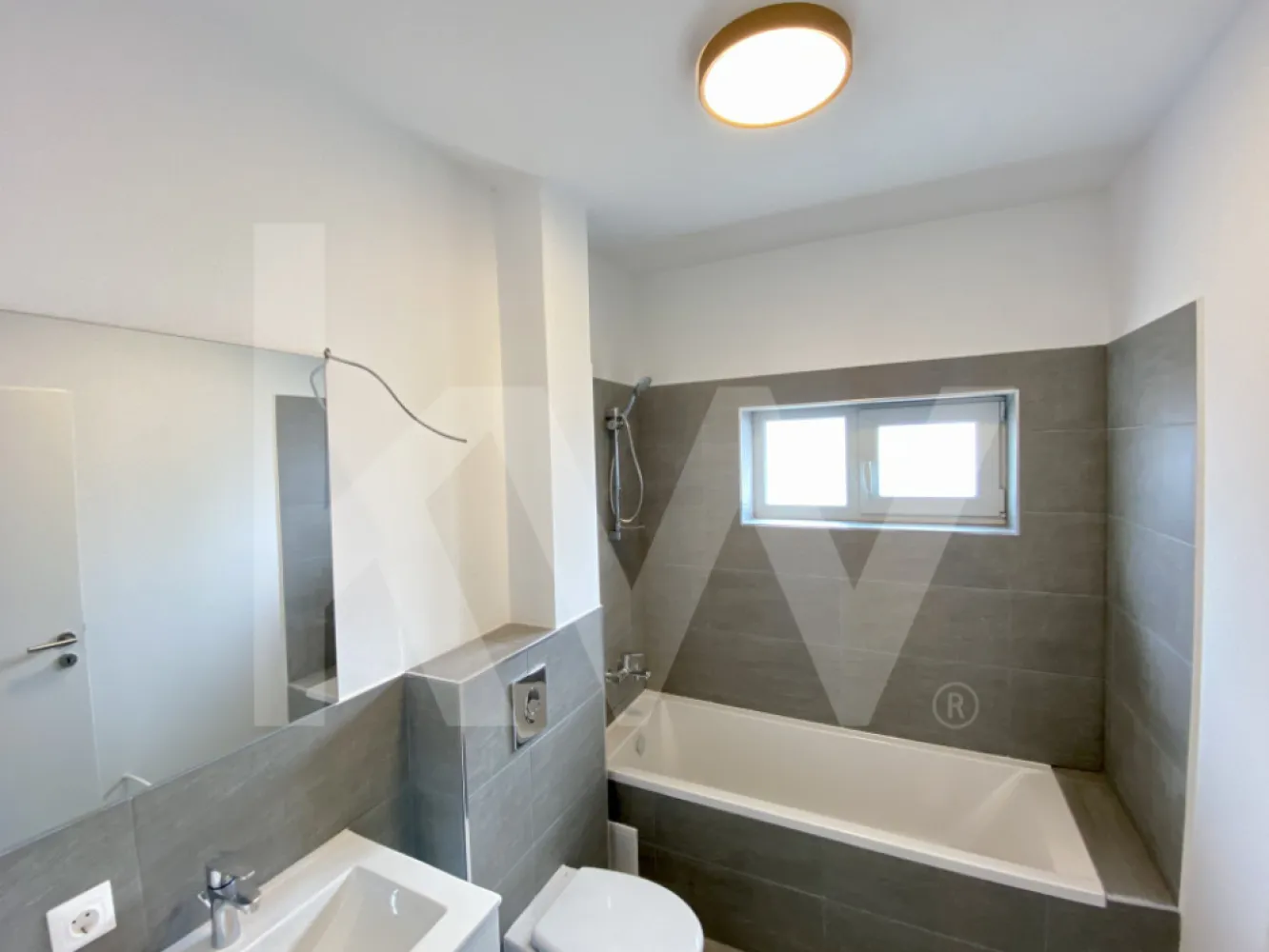 Apartament - Zona Industrială Vest - Încălzire în pardoseală - Îți dorești să locuiești într-un apartament care face parte dintr-un ansamblu rezidențial exclusivist? 
Dacă răspunsul este da, îți prezentăm un apartament de 2 camere, decomandat, cu suprafața utilă de 52,06 mp și o terasă de 18,46 mp , situat într-o zonă foarte liniștită, Zona Industrială Vest din Sibiu. Ansamblul din care face parte apartamentul beneficiază de spații verzi și o priveliște superbă către munți. 
Apartamentul se predă la stadiul de cheie și 1 loc de parcare inclus în prețul apartamentului. 
Modalități de plată acceptate: cash, credit ipotecar, rate la dezvoltator, în așa fel încât să fie adaptate nevoilor clientului.
Vă așteptăm la vizionare!
