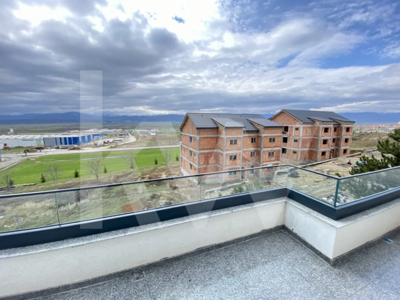 Apartament tip Penthouse- Zona Industrială Vest - Încălzire în pardoseală - Îți dorești să locuiești într-un apartament care face parte dintr-un ansamblu rezidențial exclusivist? 
Dacă răspunsul este da, îți prezentăm un apartament, decomandat, cu suprafața utilă de 95,24 mp și o terasă de 14,42 mp , situat într-o zonă foarte liniștită, Zona Industrială Vest din Sibiu. Ansamblul din care face parte apartamentul beneficiază de spații verzi și o priveliște superbă către munți. 
Apartamentul se predă la stadiul de cheie și 1 loc de parcare inclus în prețul apartamentului. 
Modalități de plată acceptate: cash, credit ipotecar, rate la dezvoltator, în așa fel încât să fie adaptate nevoilor clientului.
Vă așteptăm la vizionare!