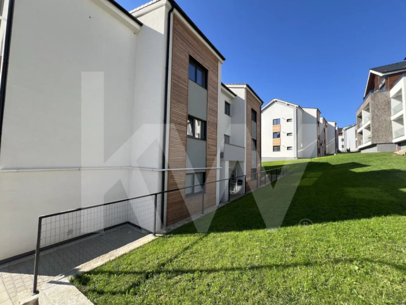 Apartament tip Penthouse- Zona Industrială Vest - Încălzire în pardoseală - Îți dorești să locuiești într-un apartament care face parte dintr-un ansamblu rezidențial exclusivist? 
Dacă răspunsul este da, îți prezentăm un apartament, decomandat, cu suprafața utilă de 77,83 mp și o terasă de 5,65 mp , situat într-o zonă foarte liniștită, Zona Industrială Vest din Sibiu. Ansamblul din care face parte apartamentul beneficiază de spații verzi și o priveliște superbă către munți. 
Apartamentul se predă la stadiul de cheie și 1 loc de parcare inclus în prețul apartamentului. 
Modalități de plată acceptate: cash, credit ipotecar, rate la dezvoltator, în așa fel încât să fie adaptate nevoilor clientului.
Vă așteptăm la vizionare!