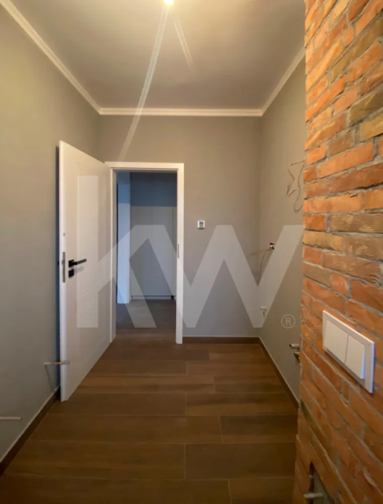 Apartament tip Penthouse- Zona Industrială Vest - Încălzire în pardoseală - Îți dorești să locuiești într-un apartament care face parte dintr-un ansamblu rezidențial exclusivist? 
Dacă răspunsul este da, îți prezentăm un apartament, decomandat, cu suprafața utilă de 77,83 mp și o terasă de 5,65 mp , situat într-o zonă foarte liniștită, Zona Industrială Vest din Sibiu. Ansamblul din care face parte apartamentul beneficiază de spații verzi și o priveliște superbă către munți. 
Apartamentul se predă la stadiul de cheie și 1 loc de parcare inclus în prețul apartamentului. 
Modalități de plată acceptate: cash, credit ipotecar, rate la dezvoltator, în așa fel încât să fie adaptate nevoilor clientului.
Vă așteptăm la vizionare!