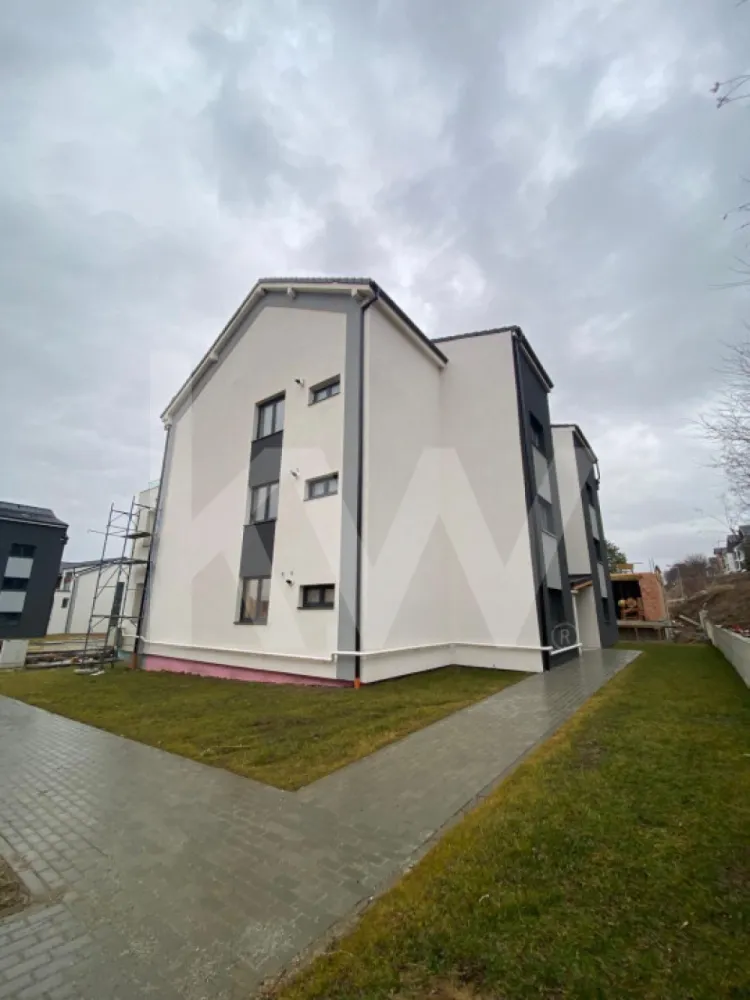 Apartament tip Penthouse- Zona Industrială Vest - Încălzire în pardoseală - Îți dorești să locuiești într-un apartament care face parte dintr-un ansamblu rezidențial exclusivist? 
Dacă răspunsul este da, îți prezentăm un apartament, decomandat, cu suprafața utilă de 77,83 mp și o terasă de 5,65 mp , situat într-o zonă foarte liniștită, Zona Industrială Vest din Sibiu. Ansamblul din care face parte apartamentul beneficiază de spații verzi și o priveliște superbă către munți. 
Apartamentul se predă la stadiul de cheie și 1 loc de parcare inclus în prețul apartamentului. 
Modalități de plată acceptate: cash, credit ipotecar, rate la dezvoltator, în așa fel încât să fie adaptate nevoilor clientului.
Vă așteptăm la vizionare!