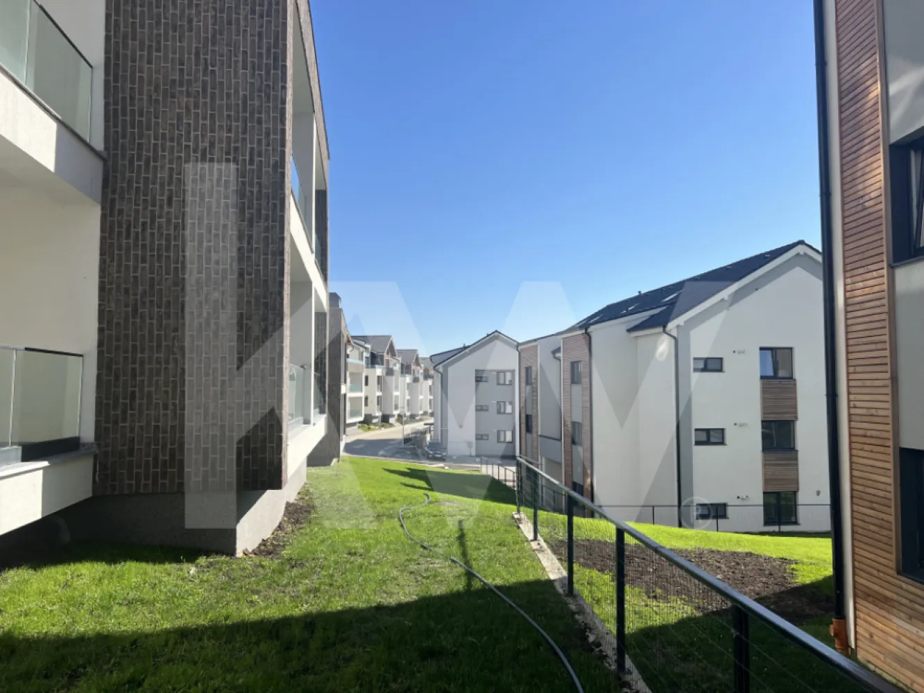 Apartament - Zona Industrială Vest - Încălzire în pardoseală - Îți dorești să locuiești într-un apartament care face parte dintr-un ansamblu rezidențial exclusivist? 
Dacă răspunsul este da, îți prezentăm un apartament, decomandat, cu suprafața utilă de 71,25 mp și o terasă de 11,88 mp , situat într-o zonă foarte liniștită, Zona Industrială Vest din Sibiu. Ansamblul din care face parte apartamentul beneficiază de spații verzi și o priveliște superbă către munți. 
Apartamentul se predă la stadiul de cheie și 1 loc de parcare inclus în prețul apartamentului. 
Modalități de plată acceptate: cash, credit ipotecar, rate la dezvoltator, în așa fel încât să fie adaptate nevoilor clientului.
Vă așteptăm la vizionare!
