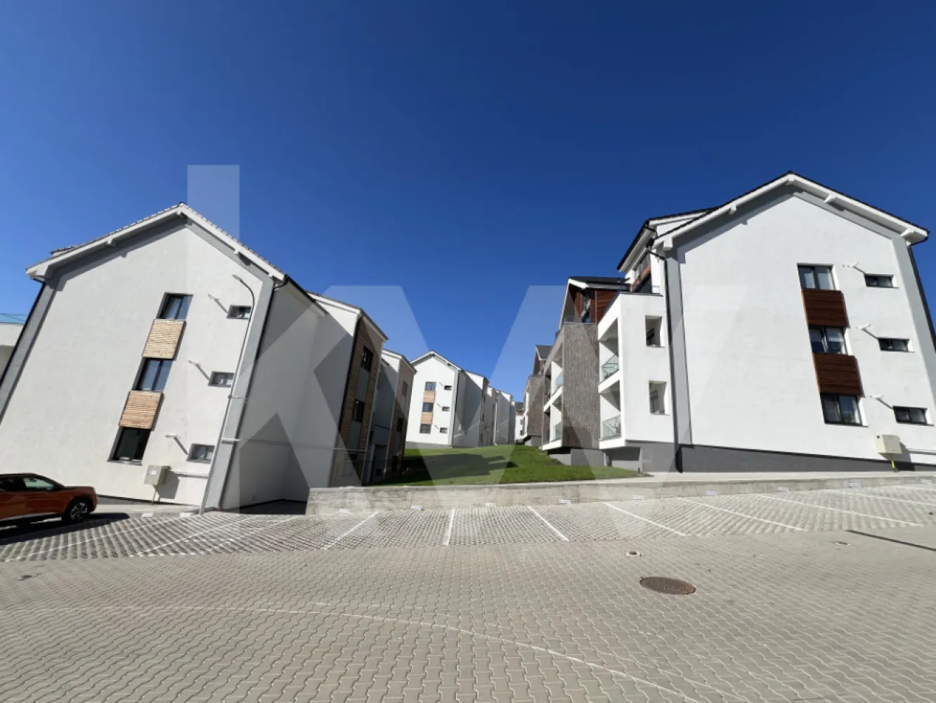 Apartament - Zona Industrială Vest - Încălzire în pardoseală - Îți dorești să locuiești într-un apartament care face parte dintr-un ansamblu rezidențial exclusivist? 
Dacă răspunsul este da, îți prezentăm un apartament, decomandat, cu suprafața utilă de 71,25 mp și o terasă de 11,88 mp , situat într-o zonă foarte liniștită, Zona Industrială Vest din Sibiu. Ansamblul din care face parte apartamentul beneficiază de spații verzi și o priveliște superbă către munți. 
Apartamentul se predă la stadiul de cheie și 1 loc de parcare inclus în prețul apartamentului. 
Modalități de plată acceptate: cash, credit ipotecar, rate la dezvoltator, în așa fel încât să fie adaptate nevoilor clientului.
Vă așteptăm la vizionare!