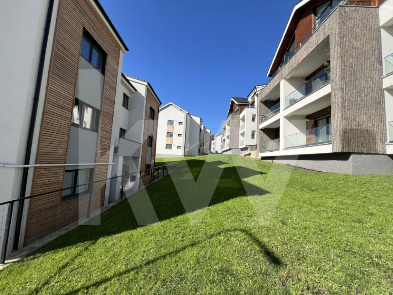 Apartament - Zona Industrială Vest - Încălzire în pardoseală - Îți dorești să locuiești într-un apartament care face parte dintr-un ansamblu rezidențial exclusivist? 
Dacă răspunsul este da, îți prezentăm un apartament de 2 camere, decomandat, cu suprafața utilă de 52,24 mp și o terasă de 10,41 mp , situat într-o zonă foarte liniștită, Zona Industrială Vest din Sibiu. Ansamblul din care face parte apartamentul beneficiază de spații verzi și o priveliște superbă către munți. 
Apartamentul se predă la stadiul de cheie și 1 loc de parcare inclus în prețul apartamentului. 
Modalități de plată acceptate: cash, credit ipotecar, rate la dezvoltator, în așa fel încât să fie adaptate nevoilor clientului.
Vă așteptăm la vizionare!