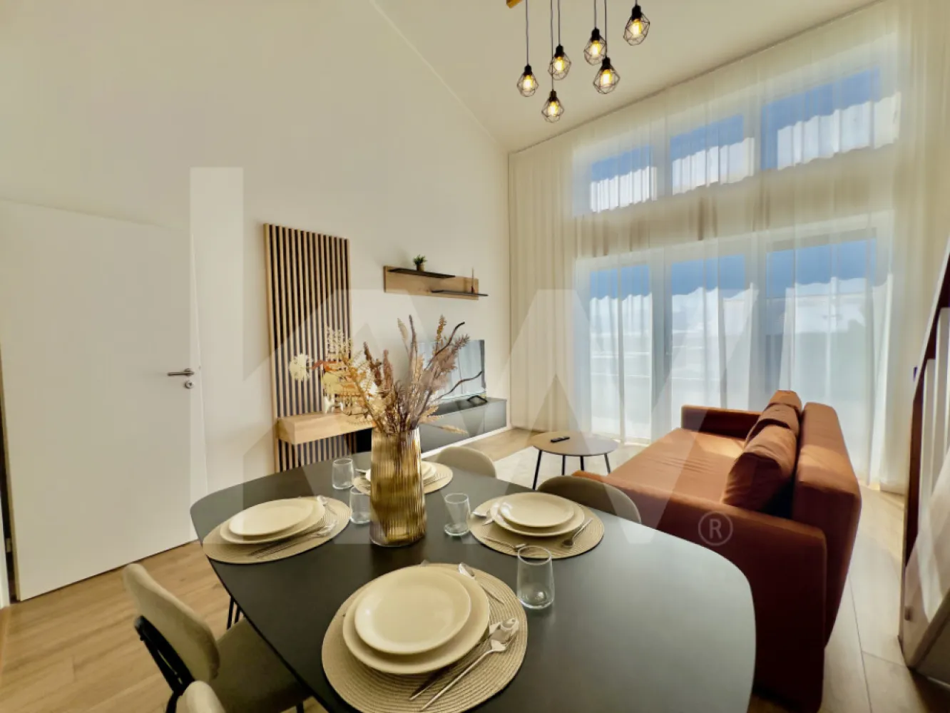 Penthouse 4 camere - Complex rezidențial cu vaste întinderi de spații verzi si vedere spectaculoasa catre munti. 

Imobilul este intabulat, are o suprafata utila de 103.55 mp si beneficiaza de o logie cu suprafata de 7.97 mp.

Descriere imobil:

- etaj 2/2

- living cu inaltime de 5.6 m

- incalzire in pardoseala

- 2 bai

- loc de parcare

- multa lumina naturala si vedere catre munti

- logie cu sticla securizata si sistem de captare al apelor

- orientare sudica

- jaluzele electrice

- predare la stadiul de finisat la cheie

- izolatie cu vata bazaltica

- granit pe casa scarii.

Avantaje ansamblu:

- ocupare teritoriala eficienta, 45% spatii verzi

- larice siberian si piatra naturala aplicate pe exteriorul vilelor

- locuri de joaca amenajate de dezvoltator in cadrul ansamblului.

- acces facil, lipsit de ambuteiaje rutiere

- 4 cai de acces.

Locuinta poate fi achizitionata si cu ajutorul unui credit bancar, iar pretul ramane la fel indiferent de metoda de plata.

Vino in ansamblul nostru, programeaza acum o vizionare.
