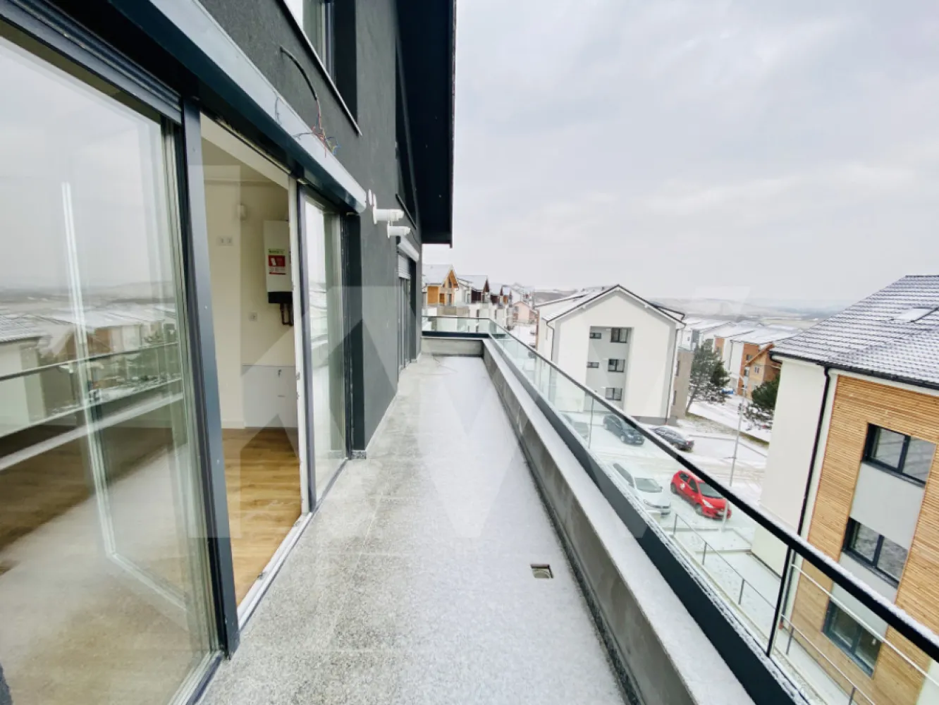 Apartament - Zona Industrială Vest - Încălzire în pardoseală - Îți dorești să locuiești într-un apartament care face parte dintr-un ansamblu rezidențial exclusivist? 
Dacă răspunsul este da, îți prezentăm un apartament cu suprafața utilă de 37,45 mp și o terasă de 5,65 mp , situat într-o zonă foarte liniștită, Zona Industrială Vest din Sibiu. Ansamblul din care face parte apartamentul beneficiază de spații verzi și o priveliște superbă către munți. 
Apartamentul se predă la stadiul de cheie și 1 loc de parcare inclus în prețul apartamentului. 
Modalități de plată acceptate: cash, credit ipotecar, rate la dezvoltator, în așa fel încât să fie adaptate nevoilor clientului.
Vă așteptăm la vizionare!