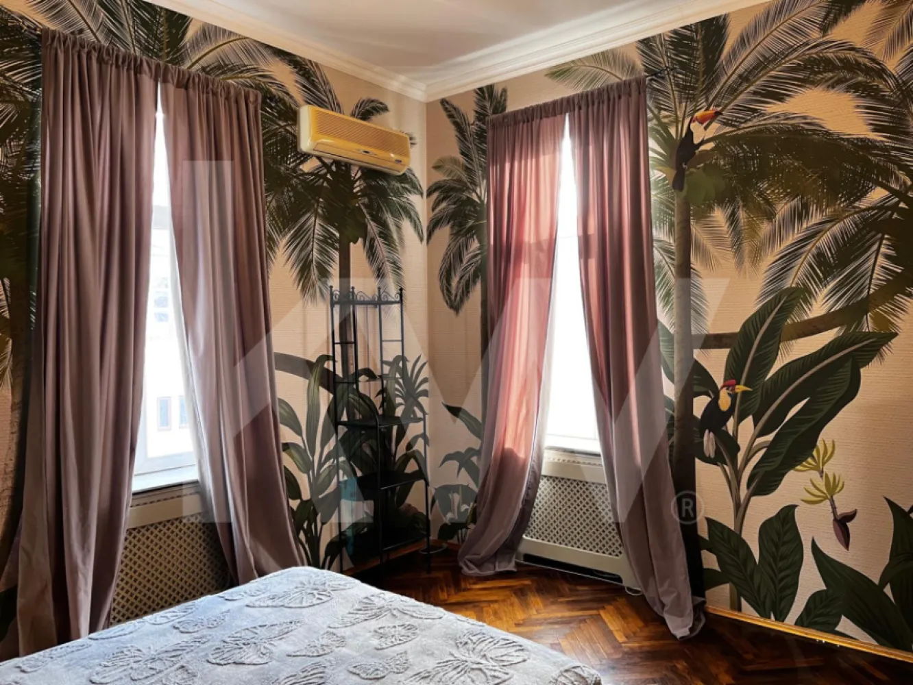 Apartament 3 camere de închiriat – liniște, accesibilitate și viață urbană - Apartament 3 camere de închiriat – liniște, accesibilitate și viață urbană
Se oferă spre închiriere un apartament cu 3 camere, cu o suprafață totală de 68,99 mp, situat într-o zonă centrală, dar surprinzător de liniștită, ideală atât pentru studenți, cupluri tinere, cât și pentru tineri profesioniști.
📍 Strada Aurel Vlaicu nr. 137, Sector 2
🚇 Metrou la 50 m – acces rapid către ASE, Piața Romană și Universitate
Apartamentul beneficiază de o compartimentare practică, potrivită pentru:
•	un cuplu care își dorește confort și proximitate față de centrul orașului
•	studenți care doresc să împartă locuința
•	persoane active, cu un stil de viață urban
În imediata apropiere se află:
•	facultăți de prestigiu (ASE)
•	magazine, bănci, spitale, școli și grădinițe
•	parcurile Ioanid, Grădina Icoanei și Circului, ideale pentru relaxare sau plimbări
Un apartament care îmbină liniștea, accesul rapid și avantajele unei zone centrale.
Perioada de închiriere este de minim un an şi modalitatea de plată standard: o lună avans plus o lună garanţie.