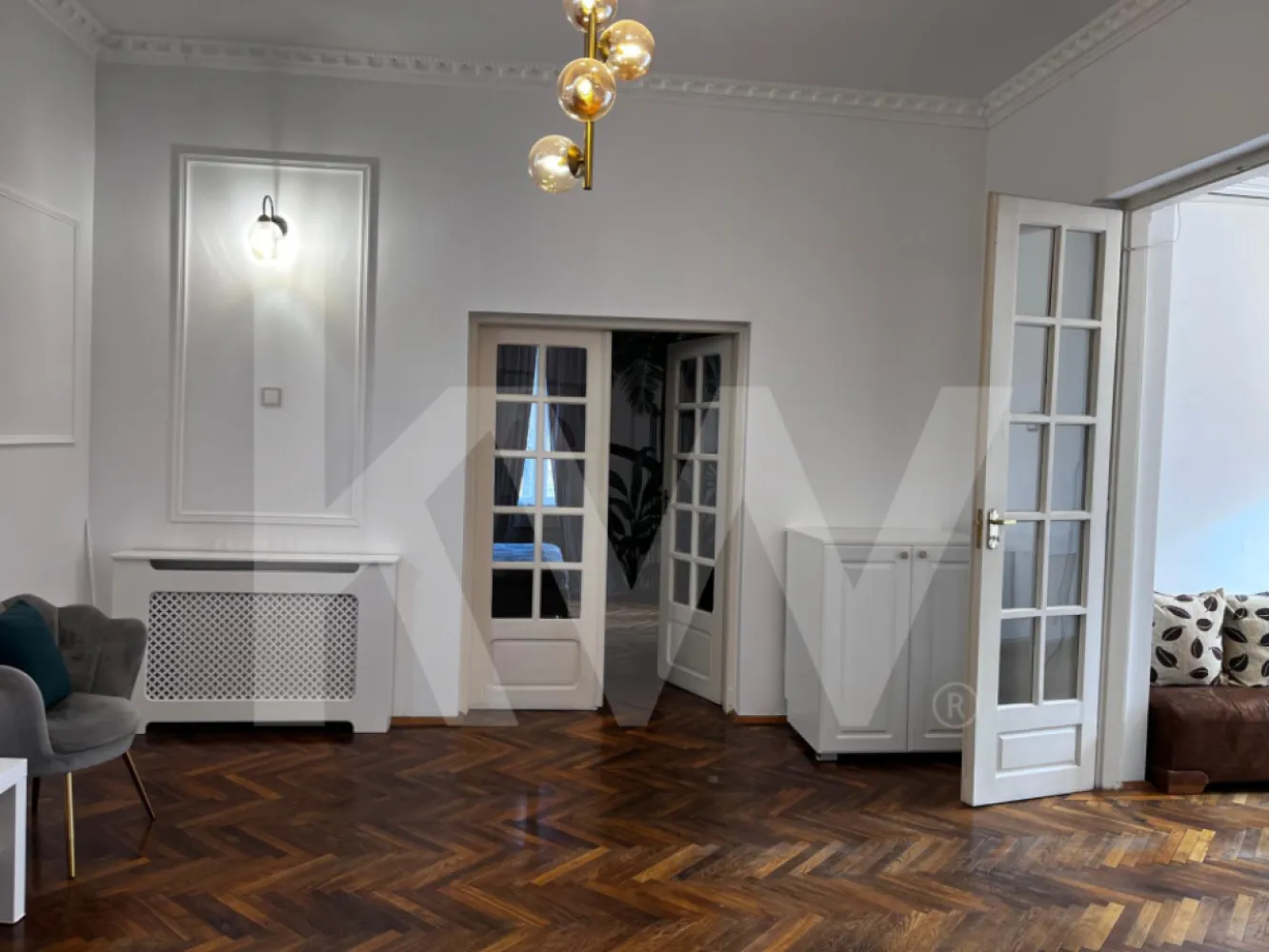 Apartament 3 camere de închiriat – liniște, accesibilitate și viață urbană - Apartament 3 camere de închiriat – liniște, accesibilitate și viață urbană
Se oferă spre închiriere un apartament cu 3 camere, cu o suprafață totală de 68,99 mp, situat într-o zonă centrală, dar surprinzător de liniștită, ideală atât pentru studenți, cupluri tinere, cât și pentru tineri profesioniști.
📍 Strada Aurel Vlaicu nr. 137, Sector 2
🚇 Metrou la 50 m – acces rapid către ASE, Piața Romană și Universitate
Apartamentul beneficiază de o compartimentare practică, potrivită pentru:
•	un cuplu care își dorește confort și proximitate față de centrul orașului
•	studenți care doresc să împartă locuința
•	persoane active, cu un stil de viață urban
În imediata apropiere se află:
•	facultăți de prestigiu (ASE)
•	magazine, bănci, spitale, școli și grădinițe
•	parcurile Ioanid, Grădina Icoanei și Circului, ideale pentru relaxare sau plimbări
Un apartament care îmbină liniștea, accesul rapid și avantajele unei zone centrale.
Perioada de închiriere este de minim un an şi modalitatea de plată standard: o lună avans plus o lună garanţie.