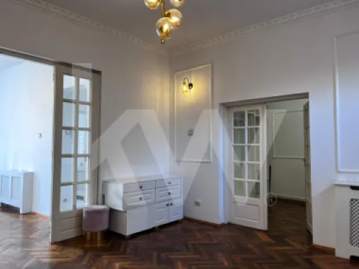 Apartament 3 camere de închiriat – liniște, accesibilitate și viață urbană