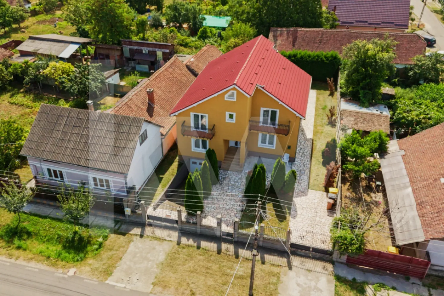 Vila cu 5 dormitoare și grădină generoasă, perfectă pentru familia ta! - Oferim spre vânzare o vilă spectaculoasă, cu 5 dormitoare, situată într-un cadru natural liniștit. 
Această proprietate este ideală pentru cei care doresc să combine confortul modern cu un stil de viață elegant. 
Dormitorul matrimonial include o baie cu jacuzzi și un dressing spațios. 
Bucătăria și livingul open space creează un ambient primitor și plin de lumină naturală, perfect pentru serile în familie. 
Fiecare dintre cele 4 dormitoare de la etaj dispune de un balcon privat, oferind un spațiu personal de relaxare. 
Curtea generoasă, terasa din spatele casei și grădina sunt locurile ideale pentru activități în aer liber. 
Beneficiază de garaj cu poartă automată pentru un plus de confort.