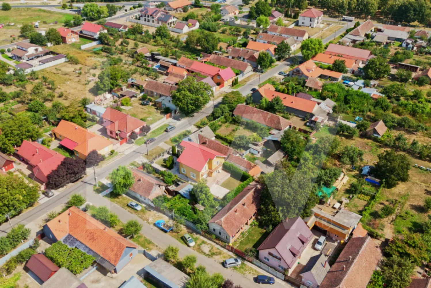 Vila cu 5 dormitoare și grădină generoasă, perfectă pentru familia ta! - Oferim spre vânzare o vilă spectaculoasă, cu 5 dormitoare, situată într-un cadru natural liniștit. 
Această proprietate este ideală pentru cei care doresc să combine confortul modern cu un stil de viață elegant. 
Dormitorul matrimonial include o baie cu jacuzzi și un dressing spațios. 
Bucătăria și livingul open space creează un ambient primitor și plin de lumină naturală, perfect pentru serile în familie. 
Fiecare dintre cele 4 dormitoare de la etaj dispune de un balcon privat, oferind un spațiu personal de relaxare. 
Curtea generoasă, terasa din spatele casei și grădina sunt locurile ideale pentru activități în aer liber. 
Beneficiază de garaj cu poartă automată pentru un plus de confort.