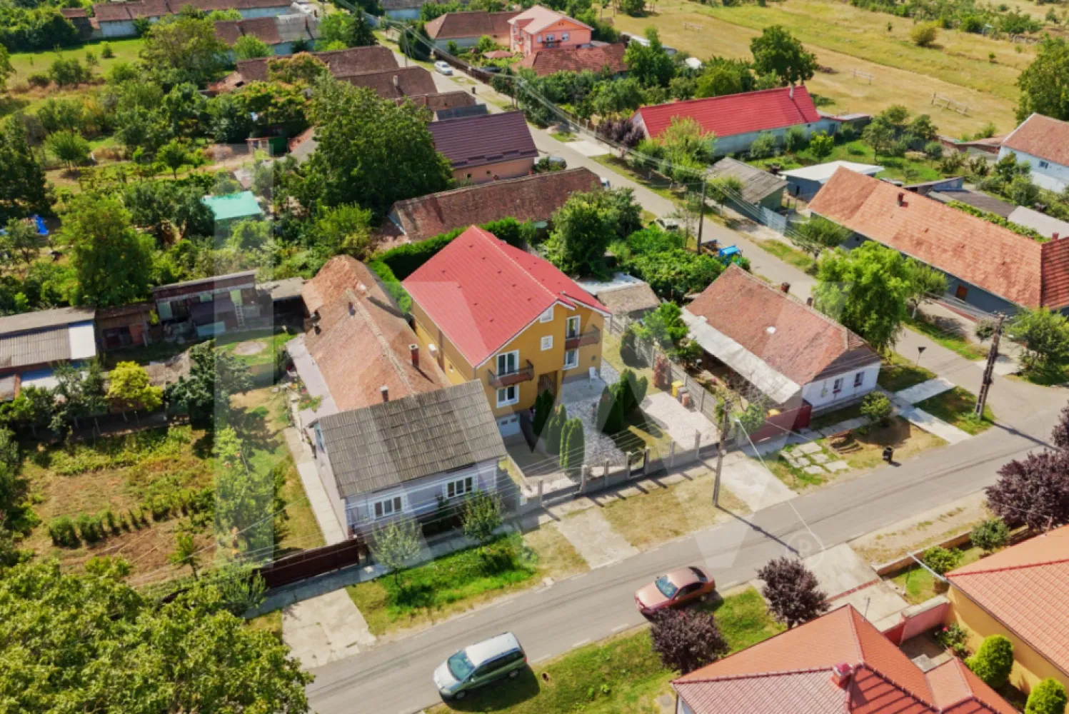 Vila cu 5 dormitoare și grădină generoasă, perfectă pentru familia ta! - Oferim spre vânzare o vilă spectaculoasă, cu 5 dormitoare, situată într-un cadru natural liniștit. 
Această proprietate este ideală pentru cei care doresc să combine confortul modern cu un stil de viață elegant. 
Dormitorul matrimonial include o baie cu jacuzzi și un dressing spațios. 
Bucătăria și livingul open space creează un ambient primitor și plin de lumină naturală, perfect pentru serile în familie. 
Fiecare dintre cele 4 dormitoare de la etaj dispune de un balcon privat, oferind un spațiu personal de relaxare. 
Curtea generoasă, terasa din spatele casei și grădina sunt locurile ideale pentru activități în aer liber. 
Beneficiază de garaj cu poartă automată pentru un plus de confort.
