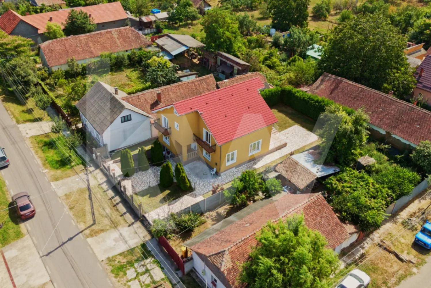 Vila cu 5 dormitoare și grădină generoasă, perfectă pentru familia ta! - Oferim spre vânzare o vilă spectaculoasă, cu 5 dormitoare, situată într-un cadru natural liniștit. 
Această proprietate este ideală pentru cei care doresc să combine confortul modern cu un stil de viață elegant. 
Dormitorul matrimonial include o baie cu jacuzzi și un dressing spațios. 
Bucătăria și livingul open space creează un ambient primitor și plin de lumină naturală, perfect pentru serile în familie. 
Fiecare dintre cele 4 dormitoare de la etaj dispune de un balcon privat, oferind un spațiu personal de relaxare. 
Curtea generoasă, terasa din spatele casei și grădina sunt locurile ideale pentru activități în aer liber. 
Beneficiază de garaj cu poartă automată pentru un plus de confort.