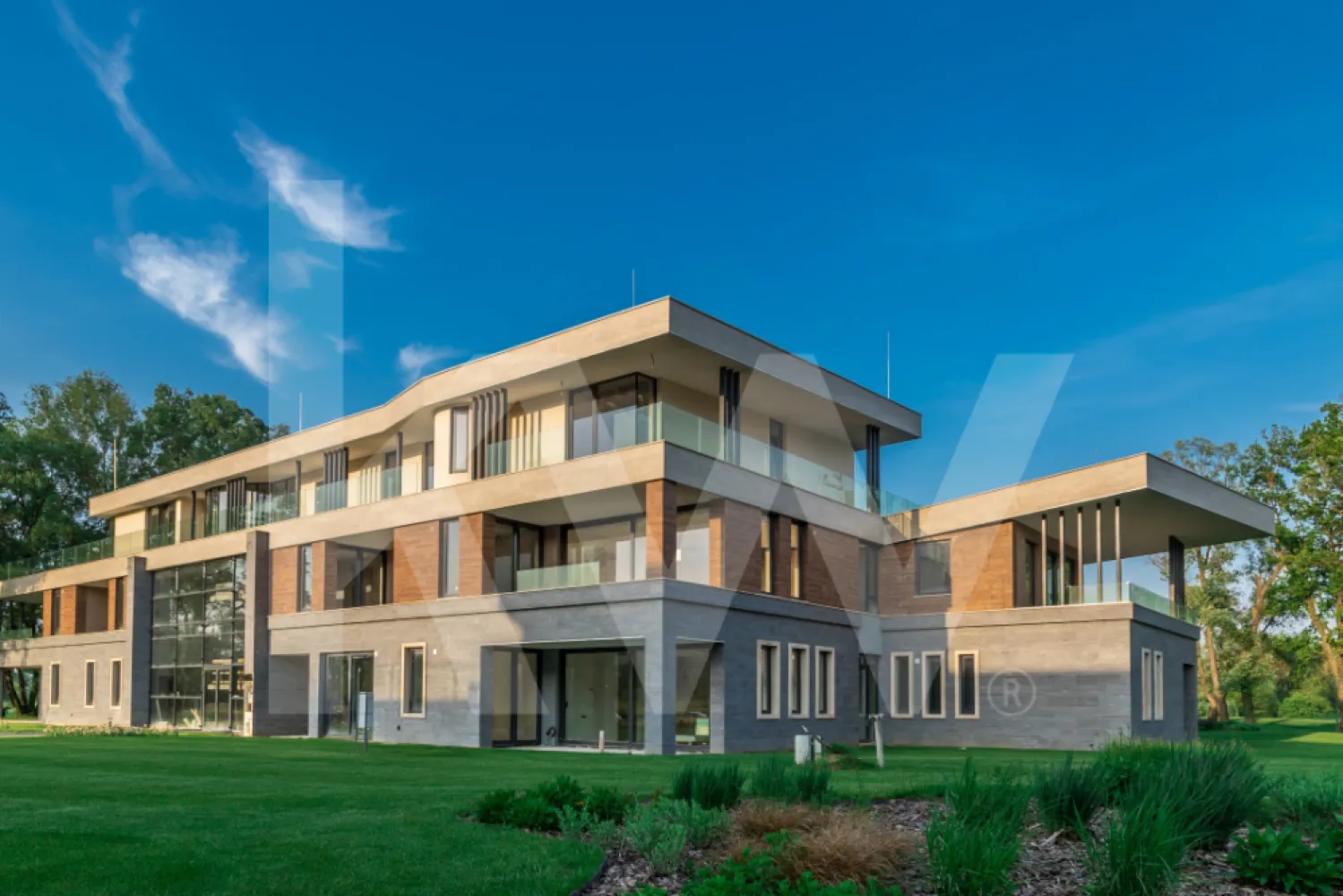ZALA SPRINGS GOLF RESORT – Un univers dedicat rafinamentului și investiției - La doar două ore de Budapesta și la câteva minute de aeroportul Hévíz‑Balaton, Zala Springs reprezintă coroana rezidențială a Văii Zala – un complex de golf & lifestyle complet, conceput să ofere atât o experiență de lux, cât și posibilități serioase de investiție.
Pe o suprafață de aproximativă de 160 de  hectare, centrul este format dintr-un teren de golf profesionist cu 18 găuri, realizat de legendarul Robert Trent Jones Jr., considerat cel mai bun din Ungaria și unul dintre cele mai bune din Europa Centrală. Clubhouse-ul modern, cu peste 3 000 m², include restaurant, bar, terasă cu vedere spre lac și ultimul par 18.

Tipuri de proprietăți disponibile
Apartamente golf-side (52–130 m²)
– Spațioase, cu 1–2 dormitoare, balcoane generoase, ferestre largi și înălțime ~3 m. Priveliști spectaculoase către fairways. Ideal pentru investitori și familii. 
Apartamente lake-side (108–138 m²)
– Localizate lângă lac, cu acces la grădină și vederi uluitoare. Stiluri White, Memory, Glamour – semnate de echipa de design LIMA. Interioare înalte, luminoase, personalizabile.
Vile luxoase (CLT)
– Construcţii sustenabile din CLT, disponibile în variante cu un nivel, două nivele sau premium. Panorame către terenul de golf, lac, pădure și 6 loturi pregătite lângă spa‑boutique.

Facilități & lifestyle exclusiv
Golf fără egal
-18 găuri, patru tee‑boxuri per hole, driving range, golf academy și IMG Prestige membership – acces la o rețea globală de cluburi elitiste
Clubhouse & gastronomie
-Clubhouse-ul de 3 000 m² oferă o experiență gastronomică rafinată, restaurant bistro, bar, terasă cu panorama, evenimente culinare și seri tematice
Wellness & relaxare
-Boutique Spa: piscină internă cu light therapy, saună finlandeză, bio‑saună, baie de aburi, centru de sănătate Evergreen (deschis 2023), piscină exterioară de 20 m cu apă termală, jacuzzi, masaj și bar sănătos cu smoothie‑uri & detox .
Activități & comunitate
-Evenimente tematice, seri muzicale, petreceri private, facilități pentru nunți, teren de joacă pentru copii, piscină privată de agrement și activități: ciclism, pescuit, lecții de golf – inclusiv pentru juniori .
Servicii complet hotel‑style
-Recepție 24/7, concierge, room‑service, housekeeping zilnic, securitate, transfer aeroport (contra cost), parcare gratuită, stații EV, Wi‑Fi, facilități pentru persoane cu dizabilități .

Investiție & randament
Deși studiourile nu mai sunt disponibile, apartamentele și vilele oferă oportunități solide: administrare completă, lease‑back, profit‑sharing, creștere a valorii cu peste 35% în ultimii 2 ani . Cu imaginea brandului Zala, acces la IMG și pachete integrate de tip “stay & play”, investitorii pot obține venituri pasive atractive și capitalizare pe termen mediu-lung.

Accesibilitate & localizare
-La 15 minute de aeroportul Hévíz‑Balaton (zboruri sezoniere);
-Aproape de Lacul Balaton și stațiunea termală Hévíz;
-Într-o zonă de dealuri pitorești, lângă vii și păduri;
-La 2 h de Budapesta, Viena, Bratislava, Zagreb și Ljubljana

Cine sunt cumpărătorii ideali?
-Investitori internaționali ce urmăresc proprietăți premium cu administrare inclusă.
-Cupluri și familii care doresc o reședință de vacanță cu stil, dar și funcțională.
-Pasionați de lifestyle activ, dornici de golf, wellness și comunitate.
-Profesioniști care pot lucra remote, căutând echilibrul între natură și conexiune globală.

Concluzie: Zala Springs – Lux cu sens
Zala Springs nu e doar despre locuințe – este o declarație despre cum vrei să trăiești: cu eleganță, confort, securitate și experiențe premium. De la fairways impecabili și club gourmet, la spa sofisticat și servicii hotel-style, acest complex se ridică la cele mai înalte standarde europene, cu viziuni în curs de extindere (hotel de cinci stele, lac de agrement, spații comerciale). 
Investiția în acest proiect reprezintă o oportunitate unică: randament financiar, calitate de viață și conexiune la o rețea internațională exclusivă — toate amplasate într-un colț liniștit, pitoresc, cu potențial de creștere.