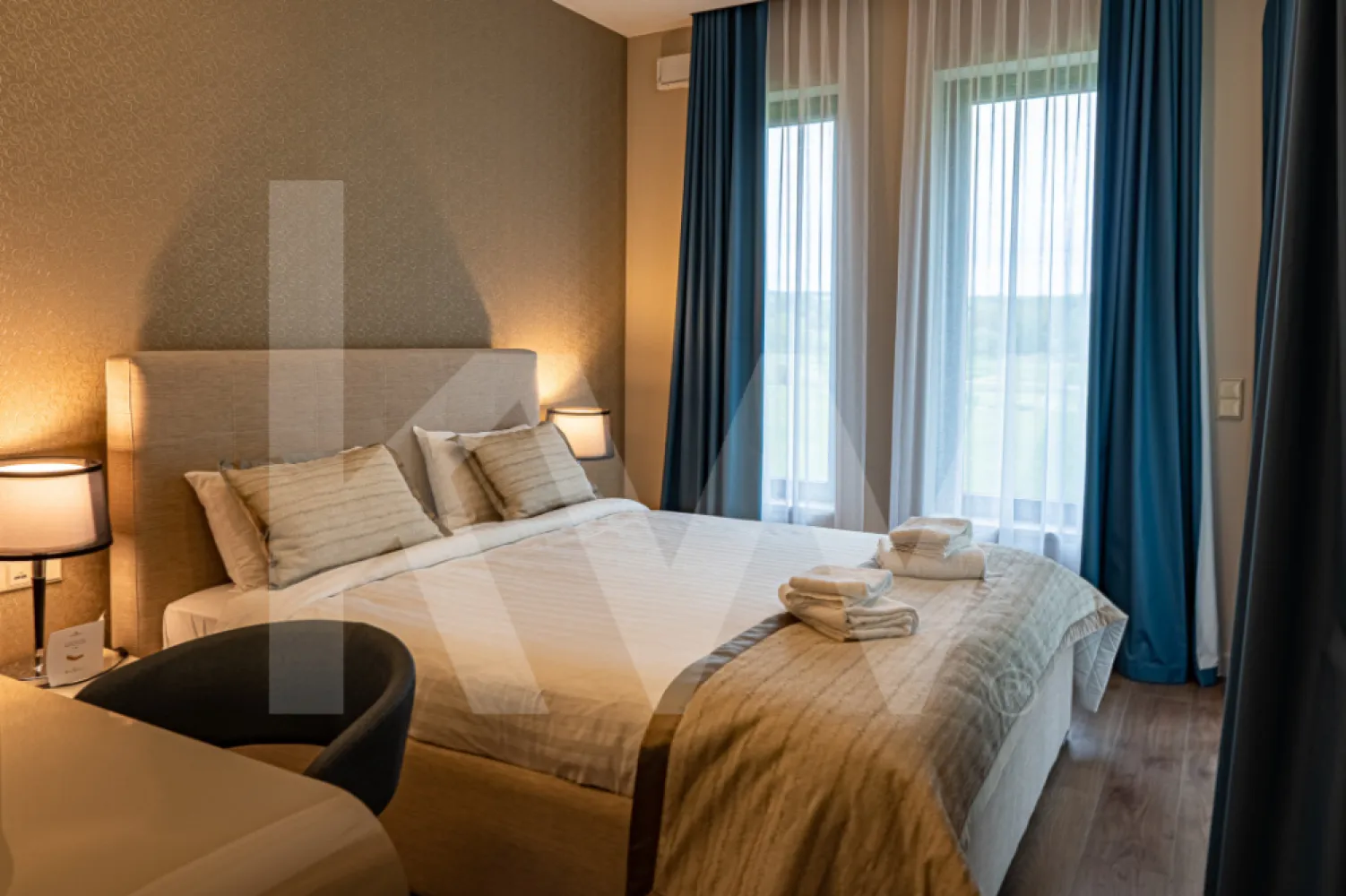 ZALA SPRINGS GOLF RESORT – Un univers dedicat rafinamentului și investiției - La doar două ore de Budapesta și la câteva minute de aeroportul Hévíz‑Balaton, Zala Springs reprezintă coroana rezidențială a Văii Zala – un complex de golf & lifestyle complet, conceput să ofere atât o experiență de lux, cât și posibilități serioase de investiție.
Pe o suprafață de aproximativă de 160 de  hectare, centrul este format dintr-un teren de golf profesionist cu 18 găuri, realizat de legendarul Robert Trent Jones Jr., considerat cel mai bun din Ungaria și unul dintre cele mai bune din Europa Centrală. Clubhouse-ul modern, cu peste 3 000 m², include restaurant, bar, terasă cu vedere spre lac și ultimul par 18.

Tipuri de proprietăți disponibile
Apartamente golf-side (52–130 m²)
– Spațioase, cu 1–2 dormitoare, balcoane generoase, ferestre largi și înălțime ~3 m. Priveliști spectaculoase către fairways. Ideal pentru investitori și familii. 
Apartamente lake-side (108–138 m²)
– Localizate lângă lac, cu acces la grădină și vederi uluitoare. Stiluri White, Memory, Glamour – semnate de echipa de design LIMA. Interioare înalte, luminoase, personalizabile.
Vile luxoase (CLT)
– Construcţii sustenabile din CLT, disponibile în variante cu un nivel, două nivele sau premium. Panorame către terenul de golf, lac, pădure și 6 loturi pregătite lângă spa‑boutique.

Facilități & lifestyle exclusiv
Golf fără egal
-18 găuri, patru tee‑boxuri per hole, driving range, golf academy și IMG Prestige membership – acces la o rețea globală de cluburi elitiste
Clubhouse & gastronomie
-Clubhouse-ul de 3 000 m² oferă o experiență gastronomică rafinată, restaurant bistro, bar, terasă cu panorama, evenimente culinare și seri tematice
Wellness & relaxare
-Boutique Spa: piscină internă cu light therapy, saună finlandeză, bio‑saună, baie de aburi, centru de sănătate Evergreen (deschis 2023), piscină exterioară de 20 m cu apă termală, jacuzzi, masaj și bar sănătos cu smoothie‑uri & detox .
Activități & comunitate
-Evenimente tematice, seri muzicale, petreceri private, facilități pentru nunți, teren de joacă pentru copii, piscină privată de agrement și activități: ciclism, pescuit, lecții de golf – inclusiv pentru juniori .
Servicii complet hotel‑style
-Recepție 24/7, concierge, room‑service, housekeeping zilnic, securitate, transfer aeroport (contra cost), parcare gratuită, stații EV, Wi‑Fi, facilități pentru persoane cu dizabilități .

Investiție & randament
Deși studiourile nu mai sunt disponibile, apartamentele și vilele oferă oportunități solide: administrare completă, lease‑back, profit‑sharing, creștere a valorii cu peste 35% în ultimii 2 ani . Cu imaginea brandului Zala, acces la IMG și pachete integrate de tip “stay & play”, investitorii pot obține venituri pasive atractive și capitalizare pe termen mediu-lung.

Accesibilitate & localizare
-La 15 minute de aeroportul Hévíz‑Balaton (zboruri sezoniere);
-Aproape de Lacul Balaton și stațiunea termală Hévíz;
-Într-o zonă de dealuri pitorești, lângă vii și păduri;
-La 2 h de Budapesta, Viena, Bratislava, Zagreb și Ljubljana

Cine sunt cumpărătorii ideali?
-Investitori internaționali ce urmăresc proprietăți premium cu administrare inclusă.
-Cupluri și familii care doresc o reședință de vacanță cu stil, dar și funcțională.
-Pasionați de lifestyle activ, dornici de golf, wellness și comunitate.
-Profesioniști care pot lucra remote, căutând echilibrul între natură și conexiune globală.

Concluzie: Zala Springs – Lux cu sens
Zala Springs nu e doar despre locuințe – este o declarație despre cum vrei să trăiești: cu eleganță, confort, securitate și experiențe premium. De la fairways impecabili și club gourmet, la spa sofisticat și servicii hotel-style, acest complex se ridică la cele mai înalte standarde europene, cu viziuni în curs de extindere (hotel de cinci stele, lac de agrement, spații comerciale). 
Investiția în acest proiect reprezintă o oportunitate unică: randament financiar, calitate de viață și conexiune la o rețea internațională exclusivă — toate amplasate într-un colț liniștit, pitoresc, cu potențial de creștere.