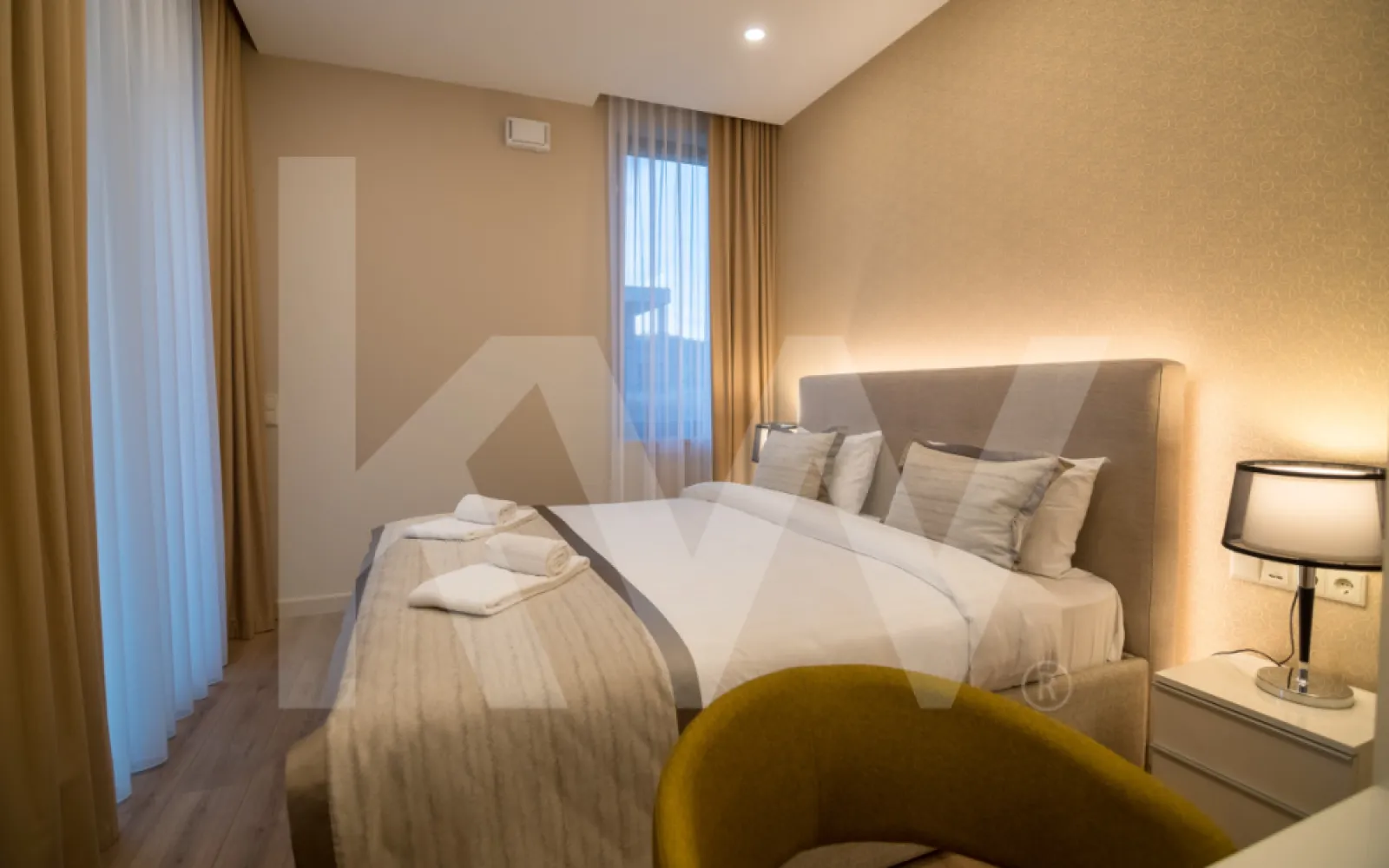 ZALA SPRINGS GOLF RESORT – Un univers dedicat rafinamentului și investiției - La doar două ore de Budapesta și la câteva minute de aeroportul Hévíz‑Balaton, Zala Springs reprezintă coroana rezidențială a Văii Zala – un complex de golf & lifestyle complet, conceput să ofere atât o experiență de lux, cât și posibilități serioase de investiție.
Pe o suprafață de aproximativă de 160 de  hectare, centrul este format dintr-un teren de golf profesionist cu 18 găuri, realizat de legendarul Robert Trent Jones Jr., considerat cel mai bun din Ungaria și unul dintre cele mai bune din Europa Centrală. Clubhouse-ul modern, cu peste 3 000 m², include restaurant, bar, terasă cu vedere spre lac și ultimul par 18.

Tipuri de proprietăți disponibile
Apartamente golf-side (52–130 m²)
– Spațioase, cu 1–2 dormitoare, balcoane generoase, ferestre largi și înălțime ~3 m. Priveliști spectaculoase către fairways. Ideal pentru investitori și familii. 
Apartamente lake-side (108–138 m²)
– Localizate lângă lac, cu acces la grădină și vederi uluitoare. Stiluri White, Memory, Glamour – semnate de echipa de design LIMA. Interioare înalte, luminoase, personalizabile.
Vile luxoase (CLT)
– Construcţii sustenabile din CLT, disponibile în variante cu un nivel, două nivele sau premium. Panorame către terenul de golf, lac, pădure și 6 loturi pregătite lângă spa‑boutique.

Facilități & lifestyle exclusiv
Golf fără egal
-18 găuri, patru tee‑boxuri per hole, driving range, golf academy și IMG Prestige membership – acces la o rețea globală de cluburi elitiste
Clubhouse & gastronomie
-Clubhouse-ul de 3 000 m² oferă o experiență gastronomică rafinată, restaurant bistro, bar, terasă cu panorama, evenimente culinare și seri tematice
Wellness & relaxare
-Boutique Spa: piscină internă cu light therapy, saună finlandeză, bio‑saună, baie de aburi, centru de sănătate Evergreen (deschis 2023), piscină exterioară de 20 m cu apă termală, jacuzzi, masaj și bar sănătos cu smoothie‑uri & detox .
Activități & comunitate
-Evenimente tematice, seri muzicale, petreceri private, facilități pentru nunți, teren de joacă pentru copii, piscină privată de agrement și activități: ciclism, pescuit, lecții de golf – inclusiv pentru juniori .
Servicii complet hotel‑style
-Recepție 24/7, concierge, room‑service, housekeeping zilnic, securitate, transfer aeroport (contra cost), parcare gratuită, stații EV, Wi‑Fi, facilități pentru persoane cu dizabilități .

Investiție & randament
Deși studiourile nu mai sunt disponibile, apartamentele și vilele oferă oportunități solide: administrare completă, lease‑back, profit‑sharing, creștere a valorii cu peste 35% în ultimii 2 ani . Cu imaginea brandului Zala, acces la IMG și pachete integrate de tip “stay & play”, investitorii pot obține venituri pasive atractive și capitalizare pe termen mediu-lung.

Accesibilitate & localizare
-La 15 minute de aeroportul Hévíz‑Balaton (zboruri sezoniere);
-Aproape de Lacul Balaton și stațiunea termală Hévíz;
-Într-o zonă de dealuri pitorești, lângă vii și păduri;
-La 2 h de Budapesta, Viena, Bratislava, Zagreb și Ljubljana

Cine sunt cumpărătorii ideali?
-Investitori internaționali ce urmăresc proprietăți premium cu administrare inclusă.
-Cupluri și familii care doresc o reședință de vacanță cu stil, dar și funcțională.
-Pasionați de lifestyle activ, dornici de golf, wellness și comunitate.
-Profesioniști care pot lucra remote, căutând echilibrul între natură și conexiune globală.

Concluzie: Zala Springs – Lux cu sens
Zala Springs nu e doar despre locuințe – este o declarație despre cum vrei să trăiești: cu eleganță, confort, securitate și experiențe premium. De la fairways impecabili și club gourmet, la spa sofisticat și servicii hotel-style, acest complex se ridică la cele mai înalte standarde europene, cu viziuni în curs de extindere (hotel de cinci stele, lac de agrement, spații comerciale). 
Investiția în acest proiect reprezintă o oportunitate unică: randament financiar, calitate de viață și conexiune la o rețea internațională exclusivă — toate amplasate într-un colț liniștit, pitoresc, cu potențial de creștere.
