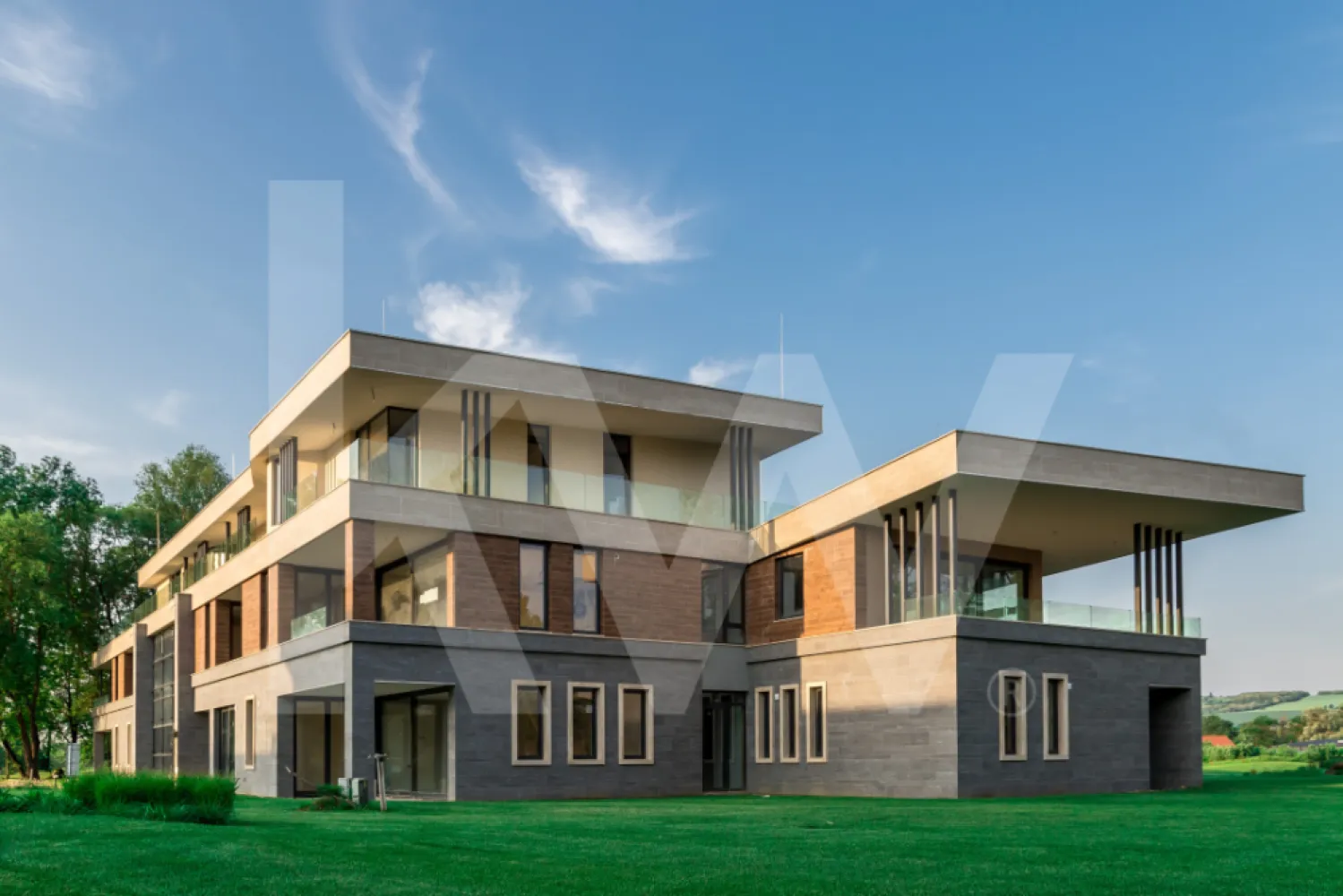 ZALA SPRINGS GOLF RESORT – Un univers dedicat rafinamentului și investiției - La doar două ore de Budapesta și la câteva minute de aeroportul Hévíz‑Balaton, Zala Springs reprezintă coroana rezidențială a Văii Zala – un complex de golf & lifestyle complet, conceput să ofere atât o experiență de lux, cât și posibilități serioase de investiție.
Pe o suprafață de aproximativă de 160 de  hectare, centrul este format dintr-un teren de golf profesionist cu 18 găuri, realizat de legendarul Robert Trent Jones Jr., considerat cel mai bun din Ungaria și unul dintre cele mai bune din Europa Centrală. Clubhouse-ul modern, cu peste 3 000 m², include restaurant, bar, terasă cu vedere spre lac și ultimul par 18.

Tipuri de proprietăți disponibile
Apartamente golf-side (52–130 m²)
– Spațioase, cu 1–2 dormitoare, balcoane generoase, ferestre largi și înălțime ~3 m. Priveliști spectaculoase către fairways. Ideal pentru investitori și familii. 
Apartamente lake-side (108–138 m²)
– Localizate lângă lac, cu acces la grădină și vederi uluitoare. Stiluri White, Memory, Glamour – semnate de echipa de design LIMA. Interioare înalte, luminoase, personalizabile.
Vile luxoase (CLT)
– Construcţii sustenabile din CLT, disponibile în variante cu un nivel, două nivele sau premium. Panorame către terenul de golf, lac, pădure și 6 loturi pregătite lângă spa‑boutique.

Facilități & lifestyle exclusiv
Golf fără egal
-18 găuri, patru tee‑boxuri per hole, driving range, golf academy și IMG Prestige membership – acces la o rețea globală de cluburi elitiste
Clubhouse & gastronomie
-Clubhouse-ul de 3 000 m² oferă o experiență gastronomică rafinată, restaurant bistro, bar, terasă cu panorama, evenimente culinare și seri tematice
Wellness & relaxare
-Boutique Spa: piscină internă cu light therapy, saună finlandeză, bio‑saună, baie de aburi, centru de sănătate Evergreen (deschis 2023), piscină exterioară de 20 m cu apă termală, jacuzzi, masaj și bar sănătos cu smoothie‑uri & detox .
Activități & comunitate
-Evenimente tematice, seri muzicale, petreceri private, facilități pentru nunți, teren de joacă pentru copii, piscină privată de agrement și activități: ciclism, pescuit, lecții de golf – inclusiv pentru juniori .
Servicii complet hotel‑style
-Recepție 24/7, concierge, room‑service, housekeeping zilnic, securitate, transfer aeroport (contra cost), parcare gratuită, stații EV, Wi‑Fi, facilități pentru persoane cu dizabilități .

Investiție & randament
Deși studiourile nu mai sunt disponibile, apartamentele și vilele oferă oportunități solide: administrare completă, lease‑back, profit‑sharing, creștere a valorii cu peste 35% în ultimii 2 ani . Cu imaginea brandului Zala, acces la IMG și pachete integrate de tip “stay & play”, investitorii pot obține venituri pasive atractive și capitalizare pe termen mediu-lung.

Accesibilitate & localizare
-La 15 minute de aeroportul Hévíz‑Balaton (zboruri sezoniere);
-Aproape de Lacul Balaton și stațiunea termală Hévíz;
-Într-o zonă de dealuri pitorești, lângă vii și păduri;
-La 2 h de Budapesta, Viena, Bratislava, Zagreb și Ljubljana

Cine sunt cumpărătorii ideali?
-Investitori internaționali ce urmăresc proprietăți premium cu administrare inclusă.
-Cupluri și familii care doresc o reședință de vacanță cu stil, dar și funcțională.
-Pasionați de lifestyle activ, dornici de golf, wellness și comunitate.
-Profesioniști care pot lucra remote, căutând echilibrul între natură și conexiune globală.

Concluzie: Zala Springs – Lux cu sens
Zala Springs nu e doar despre locuințe – este o declarație despre cum vrei să trăiești: cu eleganță, confort, securitate și experiențe premium. De la fairways impecabili și club gourmet, la spa sofisticat și servicii hotel-style, acest complex se ridică la cele mai înalte standarde europene, cu viziuni în curs de extindere (hotel de cinci stele, lac de agrement, spații comerciale). 
Investiția în acest proiect reprezintă o oportunitate unică: randament financiar, calitate de viață și conexiune la o rețea internațională exclusivă — toate amplasate într-un colț liniștit, pitoresc, cu potențial de creștere.