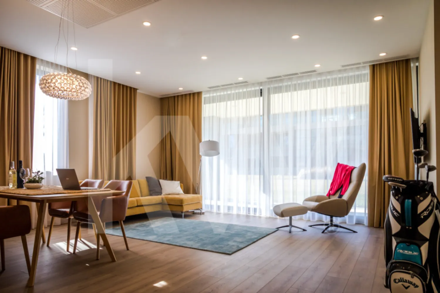 ZALA SPRINGS GOLF RESORT – Un univers dedicat rafinamentului și investiției - La doar două ore de Budapesta și la câteva minute de aeroportul Hévíz‑Balaton, Zala Springs reprezintă coroana rezidențială a Văii Zala – un complex de golf & lifestyle complet, conceput să ofere atât o experiență de lux, cât și posibilități serioase de investiție.
Pe o suprafață de aproximativă de 160 de  hectare, centrul este format dintr-un teren de golf profesionist cu 18 găuri, realizat de legendarul Robert Trent Jones Jr., considerat cel mai bun din Ungaria și unul dintre cele mai bune din Europa Centrală. Clubhouse-ul modern, cu peste 3 000 m², include restaurant, bar, terasă cu vedere spre lac și ultimul par 18.

Tipuri de proprietăți disponibile
Apartamente golf-side (52–130 m²)
– Spațioase, cu 1–2 dormitoare, balcoane generoase, ferestre largi și înălțime ~3 m. Priveliști spectaculoase către fairways. Ideal pentru investitori și familii. 
Apartamente lake-side (108–138 m²)
– Localizate lângă lac, cu acces la grădină și vederi uluitoare. Stiluri White, Memory, Glamour – semnate de echipa de design LIMA. Interioare înalte, luminoase, personalizabile.
Vile luxoase (CLT)
– Construcţii sustenabile din CLT, disponibile în variante cu un nivel, două nivele sau premium. Panorame către terenul de golf, lac, pădure și 6 loturi pregătite lângă spa‑boutique.

Facilități & lifestyle exclusiv
Golf fără egal
-18 găuri, patru tee‑boxuri per hole, driving range, golf academy și IMG Prestige membership – acces la o rețea globală de cluburi elitiste
Clubhouse & gastronomie
-Clubhouse-ul de 3 000 m² oferă o experiență gastronomică rafinată, restaurant bistro, bar, terasă cu panorama, evenimente culinare și seri tematice
Wellness & relaxare
-Boutique Spa: piscină internă cu light therapy, saună finlandeză, bio‑saună, baie de aburi, centru de sănătate Evergreen (deschis 2023), piscină exterioară de 20 m cu apă termală, jacuzzi, masaj și bar sănătos cu smoothie‑uri & detox .
Activități & comunitate
-Evenimente tematice, seri muzicale, petreceri private, facilități pentru nunți, teren de joacă pentru copii, piscină privată de agrement și activități: ciclism, pescuit, lecții de golf – inclusiv pentru juniori .
Servicii complet hotel‑style
-Recepție 24/7, concierge, room‑service, housekeeping zilnic, securitate, transfer aeroport (contra cost), parcare gratuită, stații EV, Wi‑Fi, facilități pentru persoane cu dizabilități .

Investiție & randament
Deși studiourile nu mai sunt disponibile, apartamentele și vilele oferă oportunități solide: administrare completă, lease‑back, profit‑sharing, creștere a valorii cu peste 35% în ultimii 2 ani . Cu imaginea brandului Zala, acces la IMG și pachete integrate de tip “stay & play”, investitorii pot obține venituri pasive atractive și capitalizare pe termen mediu-lung.

Accesibilitate & localizare
-La 15 minute de aeroportul Hévíz‑Balaton (zboruri sezoniere);
-Aproape de Lacul Balaton și stațiunea termală Hévíz;
-Într-o zonă de dealuri pitorești, lângă vii și păduri;
-La 2 h de Budapesta, Viena, Bratislava, Zagreb și Ljubljana

Cine sunt cumpărătorii ideali?
-Investitori internaționali ce urmăresc proprietăți premium cu administrare inclusă.
-Cupluri și familii care doresc o reședință de vacanță cu stil, dar și funcțională.
-Pasionați de lifestyle activ, dornici de golf, wellness și comunitate.
-Profesioniști care pot lucra remote, căutând echilibrul între natură și conexiune globală.

Concluzie: Zala Springs – Lux cu sens
Zala Springs nu e doar despre locuințe – este o declarație despre cum vrei să trăiești: cu eleganță, confort, securitate și experiențe premium. De la fairways impecabili și club gourmet, la spa sofisticat și servicii hotel-style, acest complex se ridică la cele mai înalte standarde europene, cu viziuni în curs de extindere (hotel de cinci stele, lac de agrement, spații comerciale). 
Investiția în acest proiect reprezintă o oportunitate unică: randament financiar, calitate de viață și conexiune la o rețea internațională exclusivă — toate amplasate într-un colț liniștit, pitoresc, cu potențial de creștere.