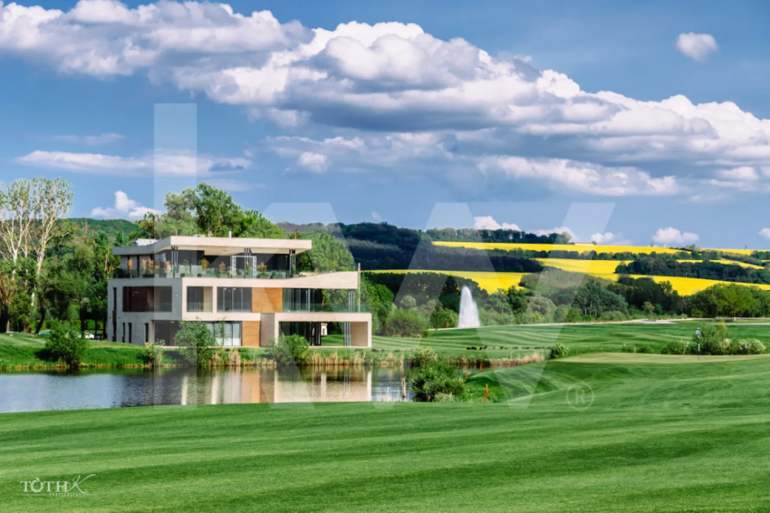 ZALA SPRINGS GOLF RESORT – Un univers dedicat rafinamentului și investiției - La doar două ore de Budapesta și la câteva minute de aeroportul Hévíz‑Balaton, Zala Springs reprezintă coroana rezidențială a Văii Zala – un complex de golf & lifestyle complet, conceput să ofere atât o experiență de lux, cât și posibilități serioase de investiție.
Pe o suprafață de aproximativă de 160 de  hectare, centrul este format dintr-un teren de golf profesionist cu 18 găuri, realizat de legendarul Robert Trent Jones Jr., considerat cel mai bun din Ungaria și unul dintre cele mai bune din Europa Centrală. Clubhouse-ul modern, cu peste 3 000 m², include restaurant, bar, terasă cu vedere spre lac și ultimul par 18.

Tipuri de proprietăți disponibile
Apartamente golf-side (52–130 m²)
– Spațioase, cu 1–2 dormitoare, balcoane generoase, ferestre largi și înălțime ~3 m. Priveliști spectaculoase către fairways. Ideal pentru investitori și familii. 
Apartamente lake-side (108–138 m²)
– Localizate lângă lac, cu acces la grădină și vederi uluitoare. Stiluri White, Memory, Glamour – semnate de echipa de design LIMA. Interioare înalte, luminoase, personalizabile.
Vile luxoase (CLT)
– Construcţii sustenabile din CLT, disponibile în variante cu un nivel, două nivele sau premium. Panorame către terenul de golf, lac, pădure și 6 loturi pregătite lângă spa‑boutique.

Facilități & lifestyle exclusiv
Golf fără egal
-18 găuri, patru tee‑boxuri per hole, driving range, golf academy și IMG Prestige membership – acces la o rețea globală de cluburi elitiste
Clubhouse & gastronomie
-Clubhouse-ul de 3 000 m² oferă o experiență gastronomică rafinată, restaurant bistro, bar, terasă cu panorama, evenimente culinare și seri tematice
Wellness & relaxare
-Boutique Spa: piscină internă cu light therapy, saună finlandeză, bio‑saună, baie de aburi, centru de sănătate Evergreen (deschis 2023), piscină exterioară de 20 m cu apă termală, jacuzzi, masaj și bar sănătos cu smoothie‑uri & detox .
Activități & comunitate
-Evenimente tematice, seri muzicale, petreceri private, facilități pentru nunți, teren de joacă pentru copii, piscină privată de agrement și activități: ciclism, pescuit, lecții de golf – inclusiv pentru juniori .
Servicii complet hotel‑style
-Recepție 24/7, concierge, room‑service, housekeeping zilnic, securitate, transfer aeroport (contra cost), parcare gratuită, stații EV, Wi‑Fi, facilități pentru persoane cu dizabilități .

Investiție & randament
Deși studiourile nu mai sunt disponibile, apartamentele și vilele oferă oportunități solide: administrare completă, lease‑back, profit‑sharing, creștere a valorii cu peste 35% în ultimii 2 ani . Cu imaginea brandului Zala, acces la IMG și pachete integrate de tip “stay & play”, investitorii pot obține venituri pasive atractive și capitalizare pe termen mediu-lung.

Accesibilitate & localizare
-La 15 minute de aeroportul Hévíz‑Balaton (zboruri sezoniere);
-Aproape de Lacul Balaton și stațiunea termală Hévíz;
-Într-o zonă de dealuri pitorești, lângă vii și păduri;
-La 2 h de Budapesta, Viena, Bratislava, Zagreb și Ljubljana

Cine sunt cumpărătorii ideali?
-Investitori internaționali ce urmăresc proprietăți premium cu administrare inclusă.
-Cupluri și familii care doresc o reședință de vacanță cu stil, dar și funcțională.
-Pasionați de lifestyle activ, dornici de golf, wellness și comunitate.
-Profesioniști care pot lucra remote, căutând echilibrul între natură și conexiune globală.

Concluzie: Zala Springs – Lux cu sens
Zala Springs nu e doar despre locuințe – este o declarație despre cum vrei să trăiești: cu eleganță, confort, securitate și experiențe premium. De la fairways impecabili și club gourmet, la spa sofisticat și servicii hotel-style, acest complex se ridică la cele mai înalte standarde europene, cu viziuni în curs de extindere (hotel de cinci stele, lac de agrement, spații comerciale). 
Investiția în acest proiect reprezintă o oportunitate unică: randament financiar, calitate de viață și conexiune la o rețea internațională exclusivă — toate amplasate într-un colț liniștit, pitoresc, cu potențial de creștere.