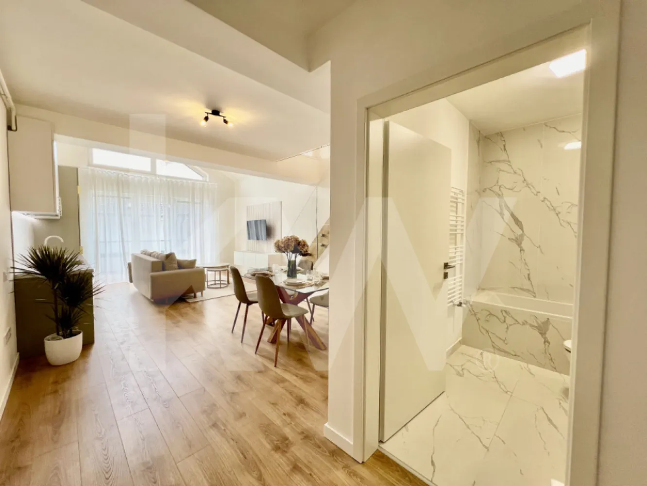 Penthouse 2 camere - 2 băi - Vă propunem spre vânzare un penthouse cu 2 camere, situat in zona de Vest a orasului Sibiu.

Imobilul  are o suprafata utila de 55.54 mp si beneficiaza de o logie cu suprafata de 7,8 mp.

Descriere penthouse de vanzare in Sibiu:
- confort lux
- etaj 2/2
- 2 bai
- loc de parcare
- multa lumina naturala si vedere catre munti
- logie cu sticla securizata si sistem de captare al apelor
- orientare sudica
- izolatie cu vata bazaltica
- granit pe casa scarii
- zona de living luminoasa, cu inaltime de 5.6 m
- incalzire in pardoseala
- loc de parcare inclus
- predare la stadiul de mobilat si utilat complet
- te muti imediat, tot ce mai este nevoie este sa iti aduci hainele si sa te bucuri de confortul acestei locuinte
- frigider, masina de spalat vase, cuptor si plita electrica incorporate
- masina de spalat rufe
- televizor
- spatii de depozitare
- jaluzele electrice.

Avantaje ansamblu:
- complex rezidential nou
- ocupare teritoriala eficienta, 45% spatii verzi
- larice siberian si piatra naturala aplicate pe exteriorul vilelor
- locuri de joaca amenajate de dezvoltator in cadrul ansamblului.
- acces facil, lipsit de ambuteiaje rutiere
- 4 cai de acces.
Locuinta poate fi achizitionata si cu ajutorul unui credit bancar.

Vino in ansamblul nostru, programeaza acum o vizionare si vezi cele mai noi apartamente pe piata de imobiliare Sibiu.

Comision 0 la achizitionare.
Pozele sunt dintr-un apartament finalizat si vândut, însă la cerere acestea se pot si mobila cu un cost suplimentar.

Pentru detalii și vizionări nu ezitați să ne contactați.