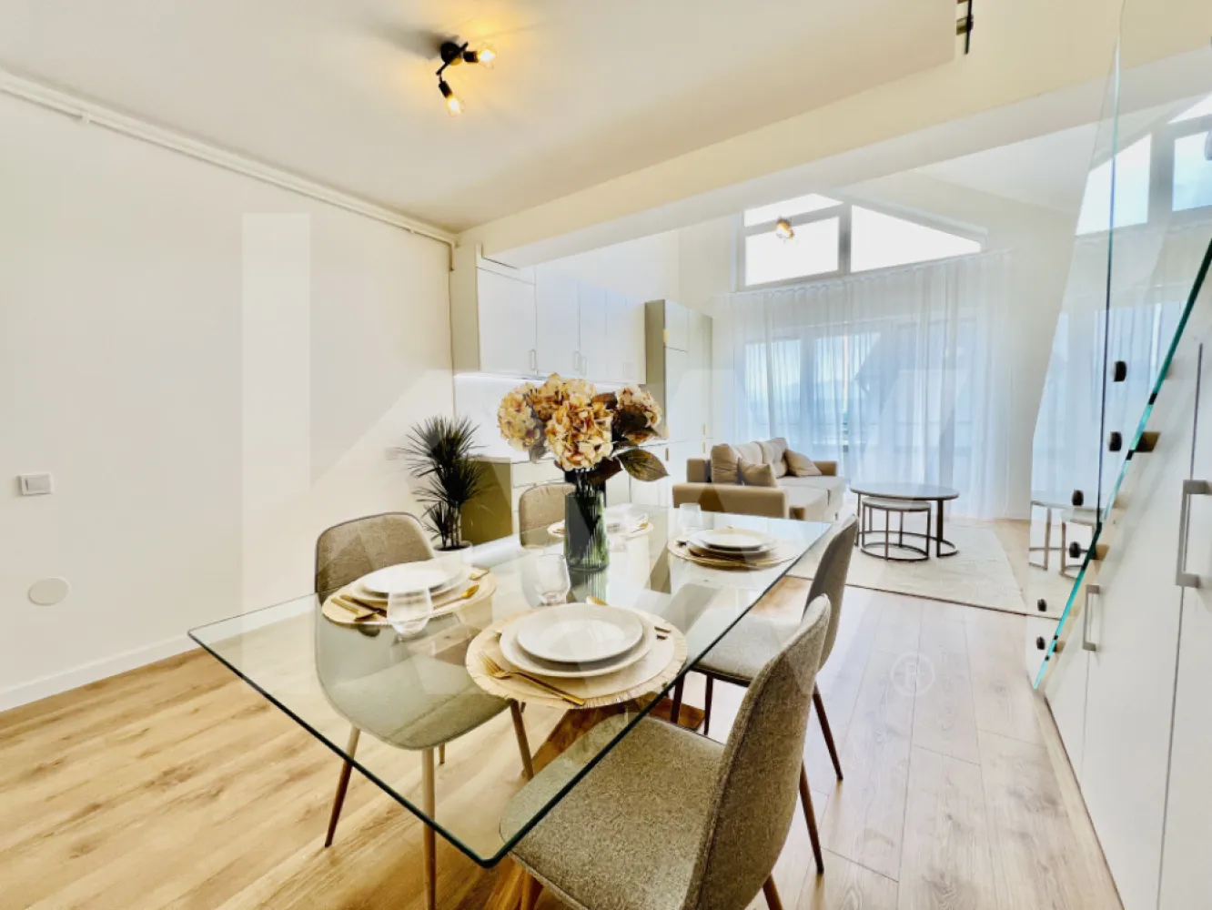 Penthouse 2 camere - 2 băi - Vă propunem spre vânzare un penthouse cu 2 camere, situat in zona de Vest a orasului Sibiu.

Imobilul  are o suprafata utila de 55.54 mp si beneficiaza de o logie cu suprafata de 7,8 mp.

Descriere penthouse de vanzare in Sibiu:
- confort lux
- etaj 2/2
- 2 bai
- loc de parcare
- multa lumina naturala si vedere catre munti
- logie cu sticla securizata si sistem de captare al apelor
- orientare sudica
- izolatie cu vata bazaltica
- granit pe casa scarii
- zona de living luminoasa, cu inaltime de 5.6 m
- incalzire in pardoseala
- loc de parcare inclus
- predare la stadiul de mobilat si utilat complet
- te muti imediat, tot ce mai este nevoie este sa iti aduci hainele si sa te bucuri de confortul acestei locuinte
- frigider, masina de spalat vase, cuptor si plita electrica incorporate
- masina de spalat rufe
- televizor
- spatii de depozitare
- jaluzele electrice.

Avantaje ansamblu:
- complex rezidential nou
- ocupare teritoriala eficienta, 45% spatii verzi
- larice siberian si piatra naturala aplicate pe exteriorul vilelor
- locuri de joaca amenajate de dezvoltator in cadrul ansamblului.
- acces facil, lipsit de ambuteiaje rutiere
- 4 cai de acces.
Locuinta poate fi achizitionata si cu ajutorul unui credit bancar.

Vino in ansamblul nostru, programeaza acum o vizionare si vezi cele mai noi apartamente pe piata de imobiliare Sibiu.

Comision 0 la achizitionare.
Pozele sunt dintr-un apartament finalizat si vândut, însă la cerere acestea se pot si mobila cu un cost suplimentar.

Pentru detalii și vizionări nu ezitați să ne contactați.