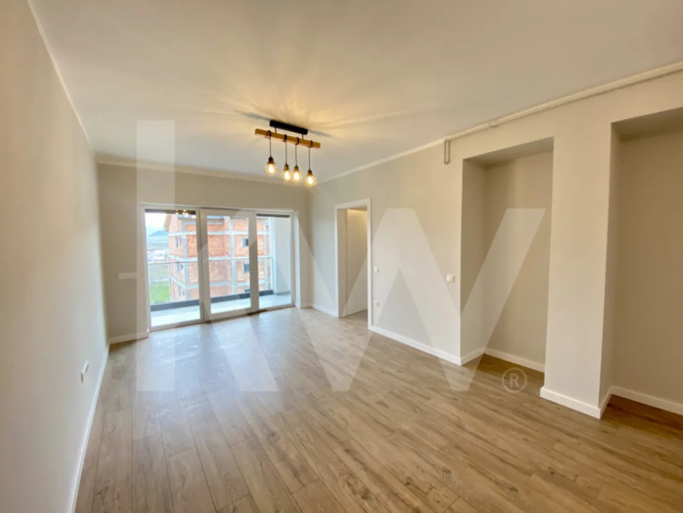Apartament - Zona Industrială Vest - Încălzire în pardoseală - Îți dorești să locuiești într-un apartament care face parte dintr-un ansamblu rezidențial exclusivist? 
Dacă răspunsul este da, îți prezentăm un apartament de 2 camere, decomandat, cu suprafața utilă de 54,12 mp și o terasă de 14,42 mp , situat într-o zonă foarte liniștită, Zona Industrială Vest din Sibiu. Ansamblul din care face parte apartamentul beneficiază de spații verzi și o priveliște superbă către munți. 
Apartamentul se predă la stadiul de cheie și 1 loc de parcare inclus în prețul apartamentului. 
Modalități de plată acceptate: cash, credit ipotecar, rate la dezvoltator, în așa fel încât să fie adaptate nevoilor clientului.
Vă așteptăm la vizionare!