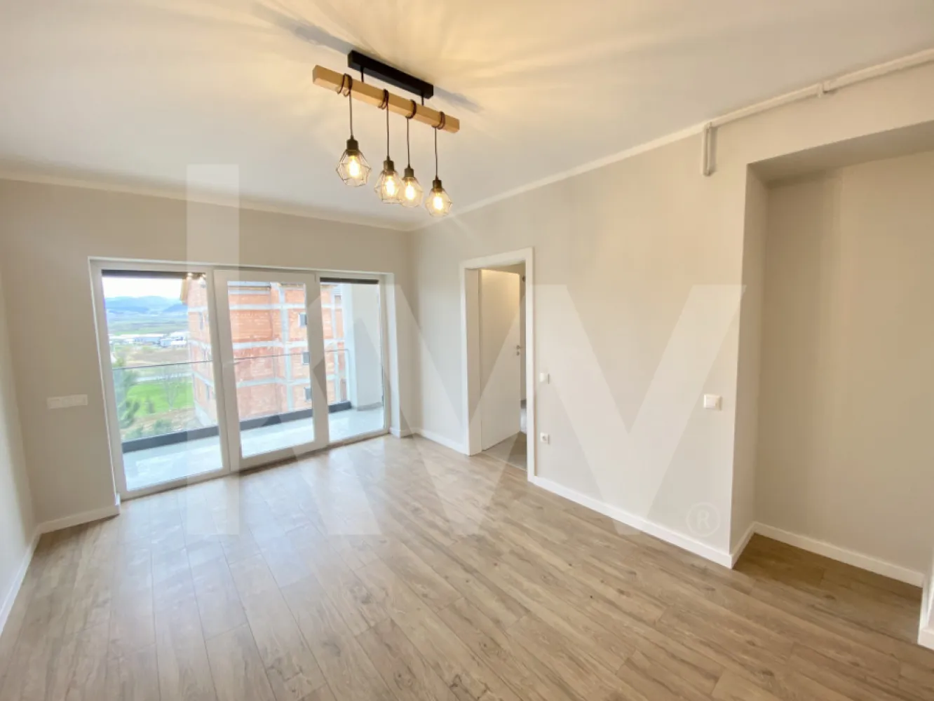 Apartament - Zona Industrială Vest - Încălzire în pardoseală - Îți dorești să locuiești într-un apartament care face parte dintr-un ansamblu rezidențial exclusivist? 
Dacă răspunsul este da, îți prezentăm un apartament de 2 camere, decomandat, cu suprafața utilă de 54,12 mp și o terasă de 14,42 mp , situat într-o zonă foarte liniștită, Zona Industrială Vest din Sibiu. Ansamblul din care face parte apartamentul beneficiază de spații verzi și o priveliște superbă către munți. 
Apartamentul se predă la stadiul de cheie și 1 loc de parcare inclus în prețul apartamentului. 
Modalități de plată acceptate: cash, credit ipotecar, rate la dezvoltator, în așa fel încât să fie adaptate nevoilor clientului.
Vă așteptăm la vizionare!