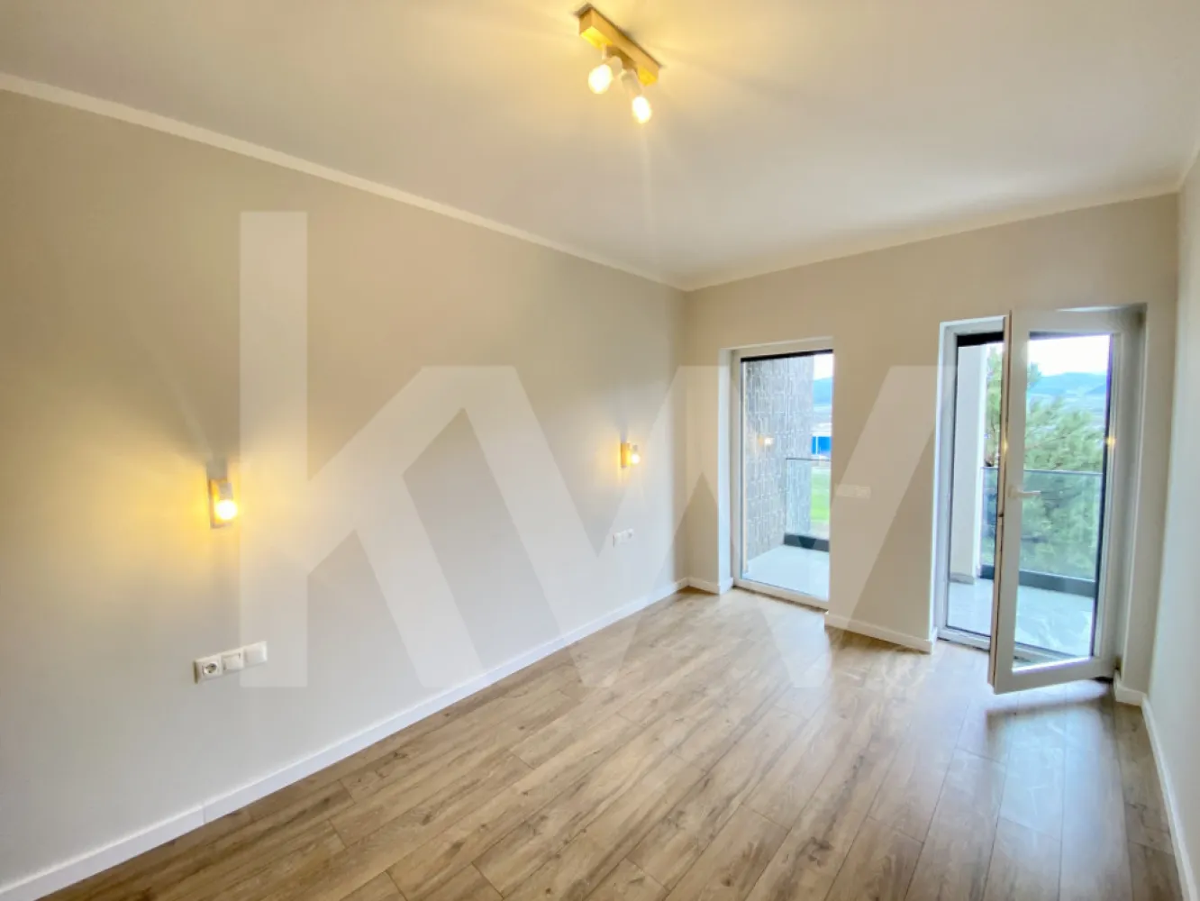 Apartament - Zona Industrială Vest - Încălzire în pardoseală - Îți dorești să locuiești într-un apartament care face parte dintr-un ansamblu rezidențial exclusivist? 
Dacă răspunsul este da, îți prezentăm un apartament de 2 camere, decomandat, cu suprafața utilă de 54,12 mp și o terasă de 14,42 mp , situat într-o zonă foarte liniștită, Zona Industrială Vest din Sibiu. Ansamblul din care face parte apartamentul beneficiază de spații verzi și o priveliște superbă către munți. 
Apartamentul se predă la stadiul de cheie și 1 loc de parcare inclus în prețul apartamentului. 
Modalități de plată acceptate: cash, credit ipotecar, rate la dezvoltator, în așa fel încât să fie adaptate nevoilor clientului.
Vă așteptăm la vizionare!