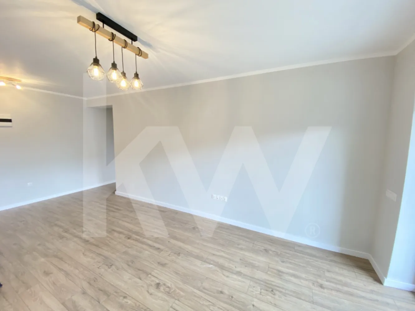 Apartament - Zona Industrială Vest - Încălzire în pardoseală - Îți dorești să locuiești într-un apartament care face parte dintr-un ansamblu rezidențial exclusivist? 
Dacă răspunsul este da, îți prezentăm un apartament de 2 camere, decomandat, cu suprafața utilă de 54,12 mp și o terasă de 14,42 mp , situat într-o zonă foarte liniștită, Zona Industrială Vest din Sibiu. Ansamblul din care face parte apartamentul beneficiază de spații verzi și o priveliște superbă către munți. 
Apartamentul se predă la stadiul de cheie și 1 loc de parcare inclus în prețul apartamentului. 
Modalități de plată acceptate: cash, credit ipotecar, rate la dezvoltator, în așa fel încât să fie adaptate nevoilor clientului.
Vă așteptăm la vizionare!