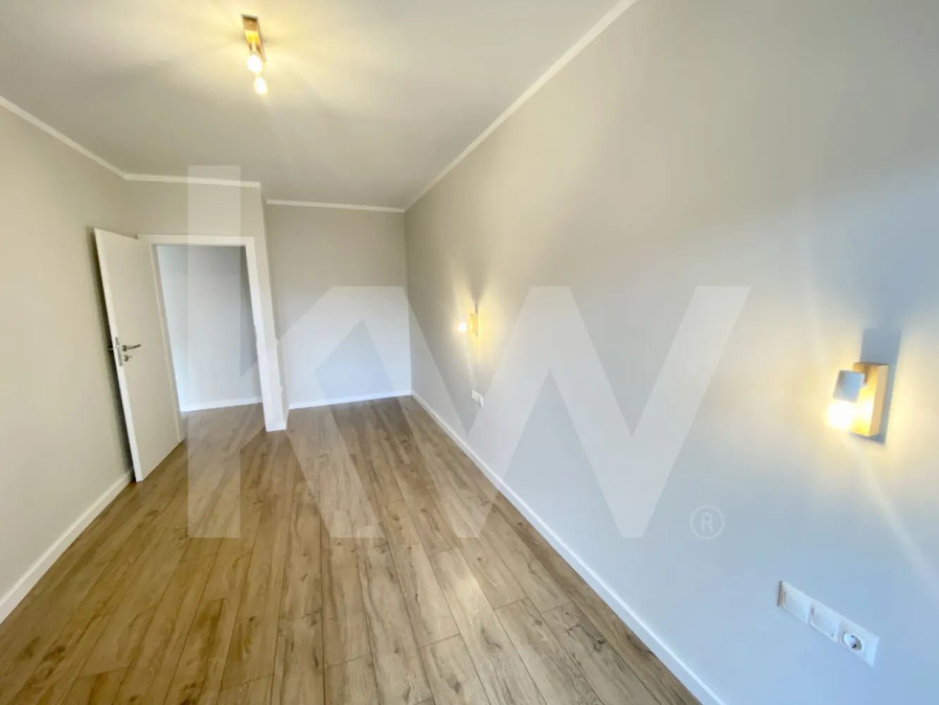 Apartament - Zona Industrială Vest - Încălzire în pardoseală - Îți dorești să locuiești într-un apartament care face parte dintr-un ansamblu rezidențial exclusivist? 
Dacă răspunsul este da, îți prezentăm un apartament de 2 camere, decomandat, cu suprafața utilă de 54,12 mp și o terasă de 14,42 mp , situat într-o zonă foarte liniștită, Zona Industrială Vest din Sibiu. Ansamblul din care face parte apartamentul beneficiază de spații verzi și o priveliște superbă către munți. 
Apartamentul se predă la stadiul de cheie și 1 loc de parcare inclus în prețul apartamentului. 
Modalități de plată acceptate: cash, credit ipotecar, rate la dezvoltator, în așa fel încât să fie adaptate nevoilor clientului.
Vă așteptăm la vizionare!