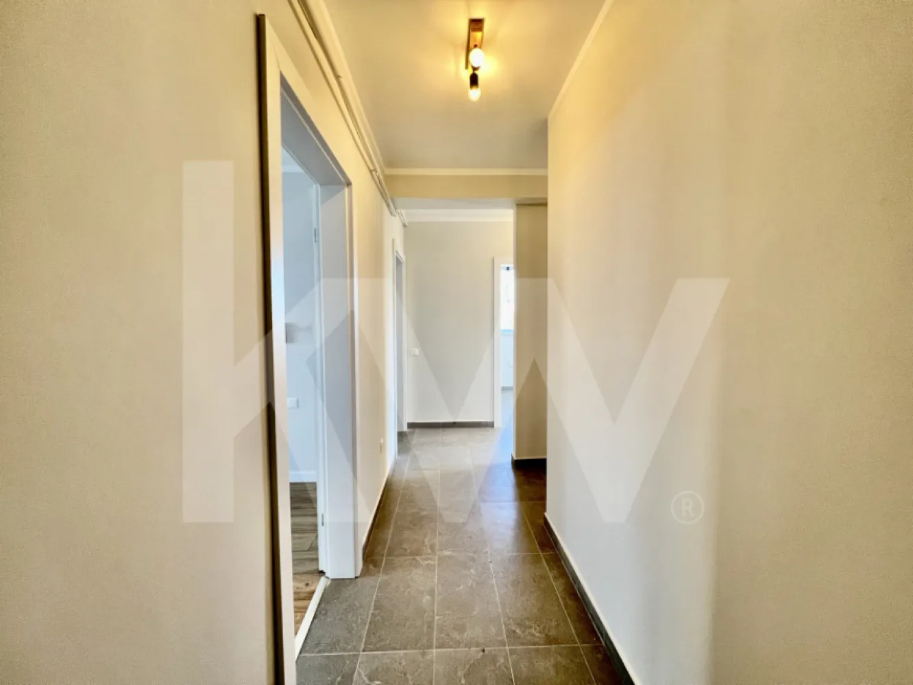 Apartament tip Penthouse- Zona Industrială Vest - Încălzire în pardoseală - Îți dorești să locuiești într-un apartament care face parte dintr-un ansamblu rezidențial exclusivist? 
Dacă răspunsul este da, îți prezentăm un apartament, decomandat, cu suprafața utilă de 128,54  mp și o terasă de 15,44 mp , situat într-o zonă foarte liniștită, Zona Industrială Vest din Sibiu. Ansamblul din care face parte apartamentul beneficiază de spații verzi și o priveliște superbă către munți. 
Apartamentul se predă la stadiul de cheie și 1 loc de parcare inclus în prețul apartamentului. 
Modalități de plată acceptate: cash, credit ipotecar, rate la dezvoltator, în așa fel încât să fie adaptate nevoilor clientului.
Vă așteptăm la vizionare!
