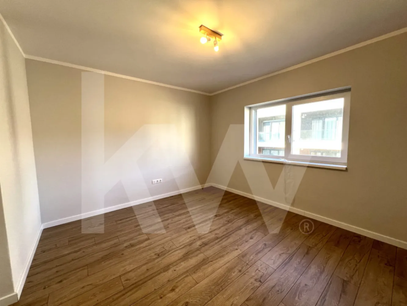 Apartament tip Penthouse- Zona Industrială Vest - Încălzire în pardoseală - Îți dorești să locuiești într-un apartament care face parte dintr-un ansamblu rezidențial exclusivist? 
Dacă răspunsul este da, îți prezentăm un apartament, decomandat, cu suprafața utilă de 128,54  mp și o terasă de 15,44 mp , situat într-o zonă foarte liniștită, Zona Industrială Vest din Sibiu. Ansamblul din care face parte apartamentul beneficiază de spații verzi și o priveliște superbă către munți. 
Apartamentul se predă la stadiul de cheie și 1 loc de parcare inclus în prețul apartamentului. 
Modalități de plată acceptate: cash, credit ipotecar, rate la dezvoltator, în așa fel încât să fie adaptate nevoilor clientului.
Vă așteptăm la vizionare!