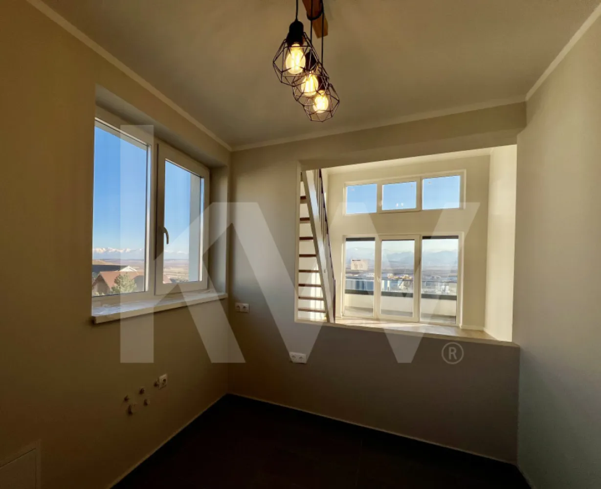 Apartament tip Penthouse- Zona Industrială Vest - Încălzire în pardoseală - Îți dorești să locuiești într-un apartament care face parte dintr-un ansamblu rezidențial exclusivist? 
Dacă răspunsul este da, îți prezentăm un apartament, decomandat, cu suprafața utilă de 128,54  mp și o terasă de 15,44 mp , situat într-o zonă foarte liniștită, Zona Industrială Vest din Sibiu. Ansamblul din care face parte apartamentul beneficiază de spații verzi și o priveliște superbă către munți. 
Apartamentul se predă la stadiul de cheie și 1 loc de parcare inclus în prețul apartamentului. 
Modalități de plată acceptate: cash, credit ipotecar, rate la dezvoltator, în așa fel încât să fie adaptate nevoilor clientului.
Vă așteptăm la vizionare!