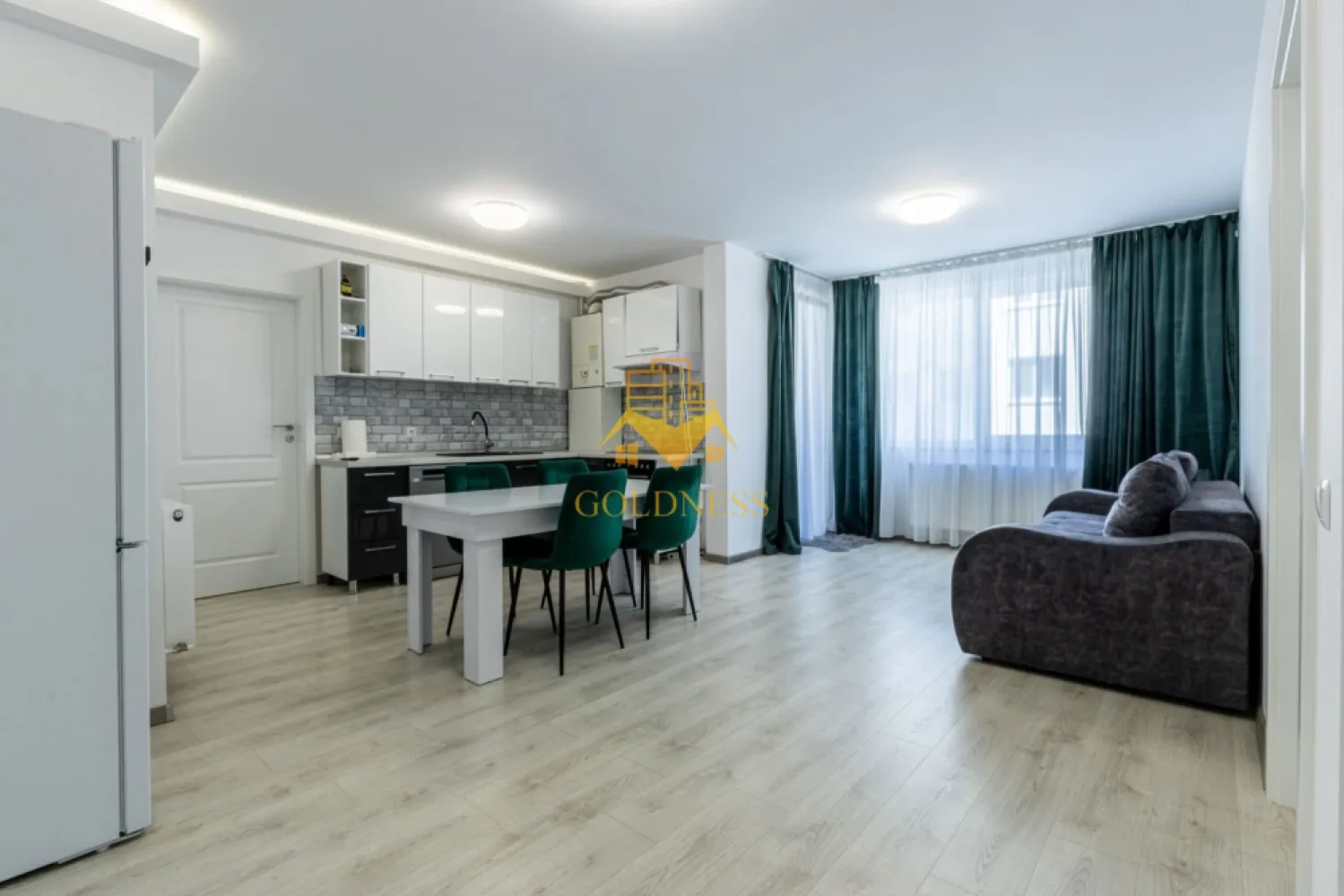 3 camere,2 bai,modern,bloc nou, parcare,Floresti Zona BMW, Avram Iancu - GOLDNESS Imobiliare vă propune spre închiriere un apartament cu 3 camere complet mobilat și utilat, la etajul 3 într-un imobil de 7 etaje, în Floresti.
Dispune de loc de parcare subterana inclusa in pret!
Se află în apropierea stațiilor de transport în comun, magazine, restaurante, spații verzi, farmacii, etc. 

Apartamentul este compartimentat astfel:
 - dormitor cu pat matrimonial, dressing, noptiere
 - dormitor cu pat matrimonial, dulap pentru haine, noptiere
 - living cu bucatarie open space complet utilată și mobilată, canapea extensibilă, loc de servit masa 
 - baie cu cabina de dus, calorifer port prosop și dulap pentru depozitare.
 - baie de serviciu.
 - terasa de 10 mp.

Imobilul este dotat cu toate cele necesare- centrală proprie, frigider, aragaz, hotă, mașină de spălat haine, etc. 

Dacă sunteți interesați de acest apartament și doriți să îl vizionați, dar și pentru alte oferte nu ezitați să ne contactați telefonic sau prin e-mail. Vă stăm la dispoziție!
Pentru intermediere se percepe un comision de 50% din prețul chiriei!