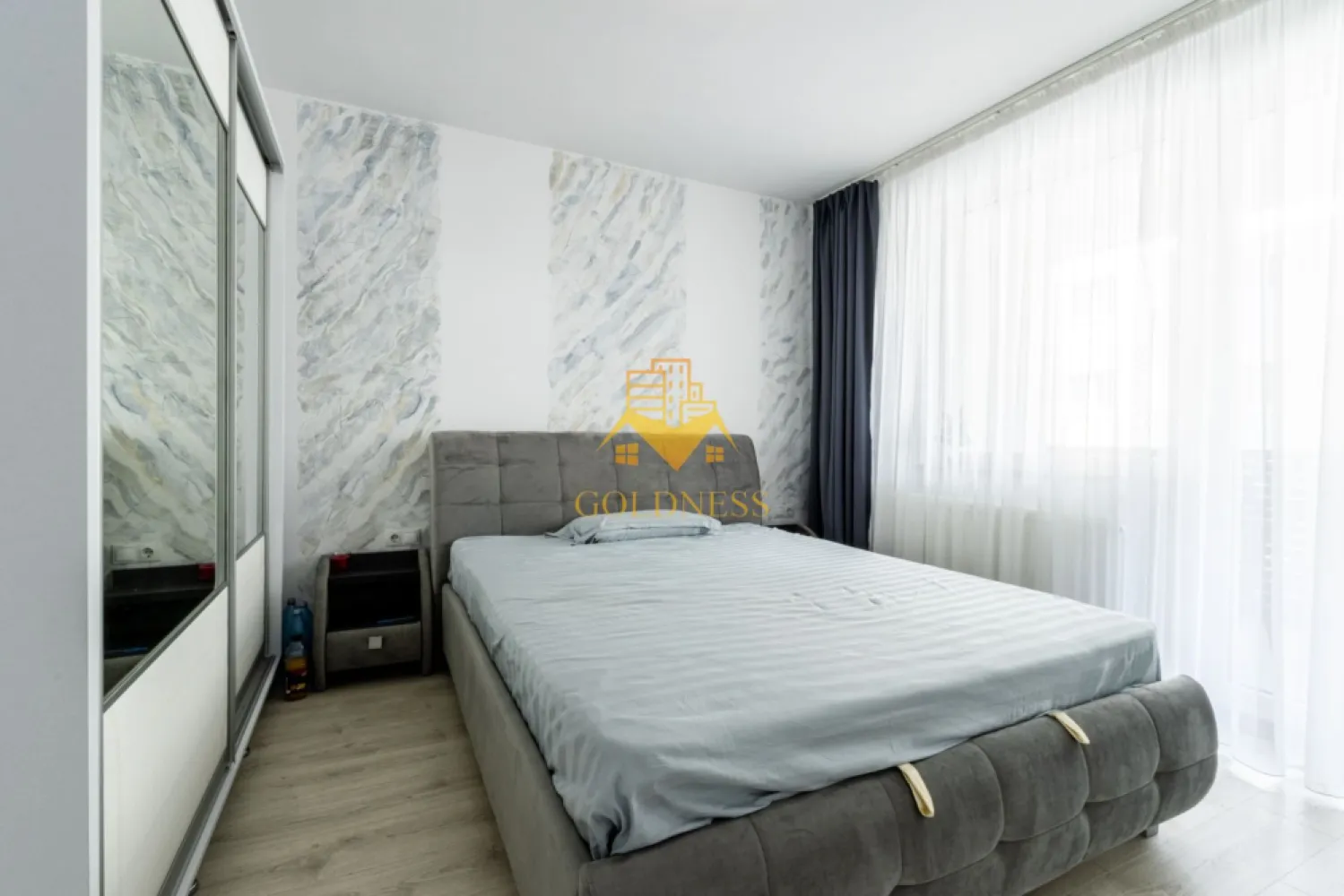 3 camere,2 bai,modern,bloc nou, parcare,Floresti Zona BMW, Avram Iancu - GOLDNESS Imobiliare vă propune spre închiriere un apartament cu 3 camere complet mobilat și utilat, la etajul 3 într-un imobil de 7 etaje, în Floresti.
Dispune de loc de parcare subterana inclusa in pret!
Se află în apropierea stațiilor de transport în comun, magazine, restaurante, spații verzi, farmacii, etc. 

Apartamentul este compartimentat astfel:
 - dormitor cu pat matrimonial, dressing, noptiere
 - dormitor cu pat matrimonial, dulap pentru haine, noptiere
 - living cu bucatarie open space complet utilată și mobilată, canapea extensibilă, loc de servit masa 
 - baie cu cabina de dus, calorifer port prosop și dulap pentru depozitare.
 - baie de serviciu.
 - terasa de 10 mp.

Imobilul este dotat cu toate cele necesare- centrală proprie, frigider, aragaz, hotă, mașină de spălat haine, etc. 

Dacă sunteți interesați de acest apartament și doriți să îl vizionați, dar și pentru alte oferte nu ezitați să ne contactați telefonic sau prin e-mail. Vă stăm la dispoziție!
Pentru intermediere se percepe un comision de 50% din prețul chiriei!