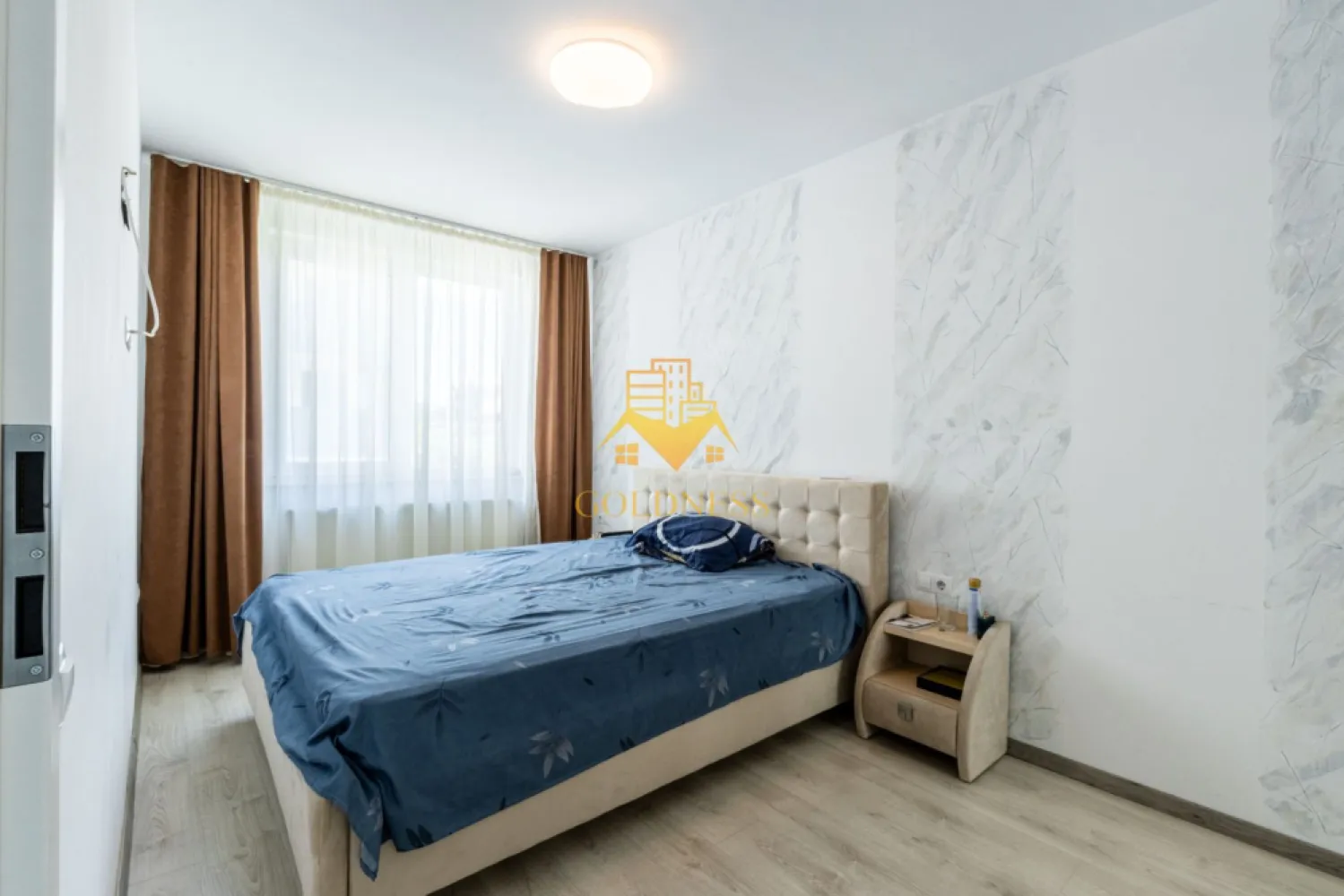 3 camere,2 bai,modern,bloc nou, parcare,Floresti Zona BMW, Avram Iancu - GOLDNESS Imobiliare vă propune spre închiriere un apartament cu 3 camere complet mobilat și utilat, la etajul 3 într-un imobil de 7 etaje, în Floresti.
Dispune de loc de parcare subterana inclusa in pret!
Se află în apropierea stațiilor de transport în comun, magazine, restaurante, spații verzi, farmacii, etc. 

Apartamentul este compartimentat astfel:
 - dormitor cu pat matrimonial, dressing, noptiere
 - dormitor cu pat matrimonial, dulap pentru haine, noptiere
 - living cu bucatarie open space complet utilată și mobilată, canapea extensibilă, loc de servit masa 
 - baie cu cabina de dus, calorifer port prosop și dulap pentru depozitare.
 - baie de serviciu.
 - terasa de 10 mp.

Imobilul este dotat cu toate cele necesare- centrală proprie, frigider, aragaz, hotă, mașină de spălat haine, etc. 

Dacă sunteți interesați de acest apartament și doriți să îl vizionați, dar și pentru alte oferte nu ezitați să ne contactați telefonic sau prin e-mail. Vă stăm la dispoziție!
Pentru intermediere se percepe un comision de 50% din prețul chiriei!