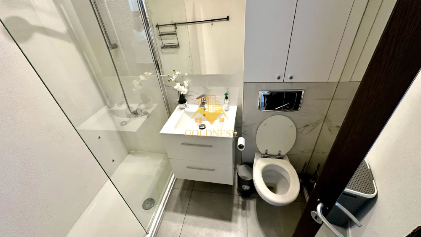 1 camera, Zorilor, UMF, USAMV, UTCN, Observatorului, Premium - GOLDNESS Imobiliare vă propune spre închiriere un apartament cu 1 camere complet mobilat și utilat, la etajul 1 într-un imobil de 4 etaje, în Cartierul Zorilor.
Se află în apropierea stațiilor de transport în comun, magazine, restaurante, spații verzi, farmacii, etc. 

Apartamentul este compartimentat astfel:
 - camera cu pat matrimonial, dressing, noptiere
 - bucătărie complet utilată și mobilată, loc de servit masa 
 - baie cu cabina de dus, calorifer port prosop și dulap pentru depozitare.
 - balcon 3mp

Imobilul este dotat cu toate cele necesare- centrala pe bloc, frigider, aragaz, hotă, mașină de spălat haine, etc. 

Dacă sunteți interesați de acest apartament și doriți să îl vizionați, dar și pentru alte oferte nu ezitați să ne contactați telefonic sau prin e-mail. Vă stăm la dispoziție!
Pentru intermediere se percepe un comision de 50% din prețul chiriei!