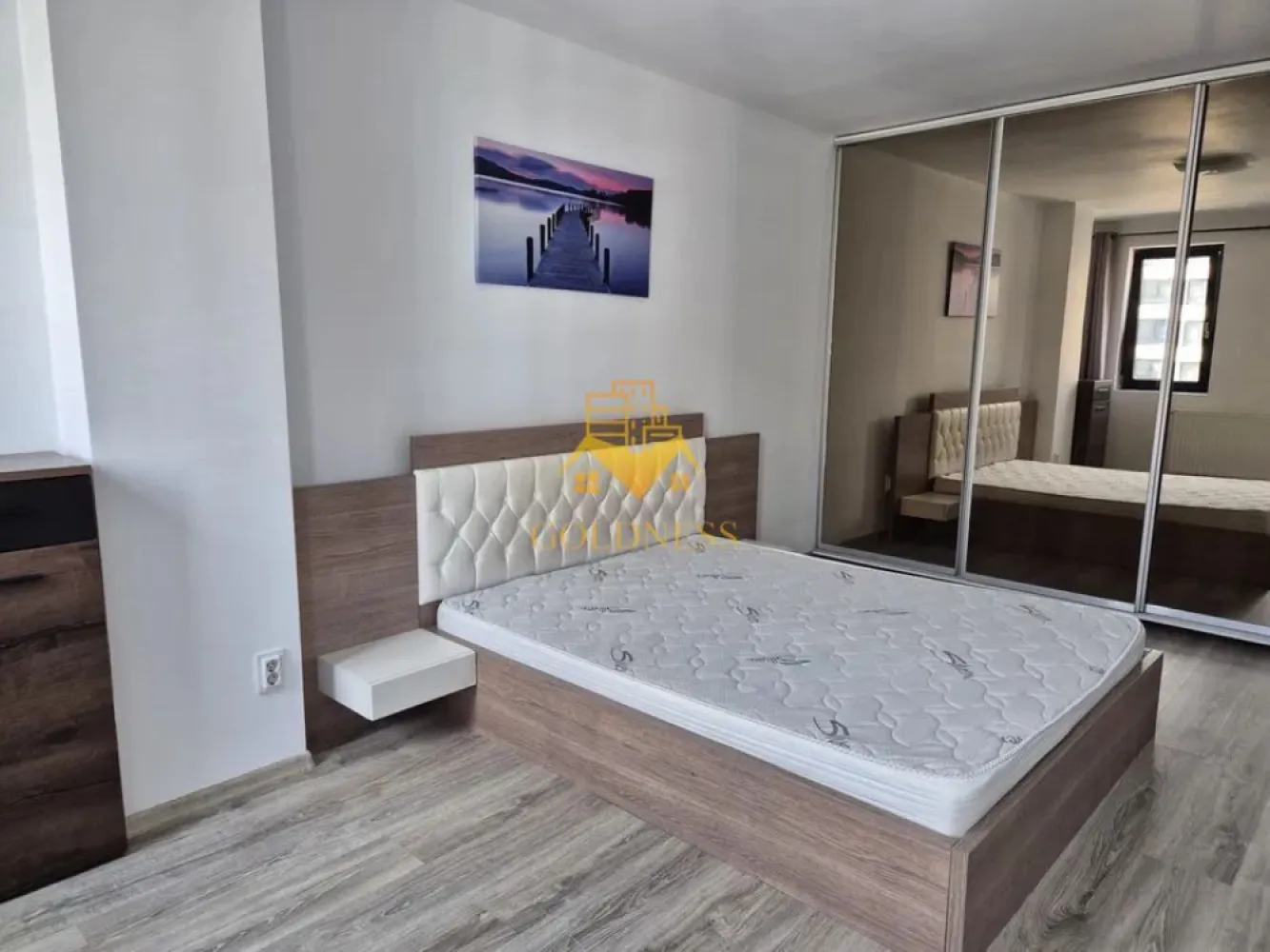 2 Camere decomandate, Park Lake, FSEGA, Iulius Mall, Modern, AC. - GOLDNESS Imobiliare vă propune spre închiriere un apartament cu 2 camere complet mobilat și utilat, la etajul 7 într-un imobil de 10 etaje, în Cartierul Gheorgheni!
Posibilitate de parcare in zona la liber!
Se află în apropierea stațiilor de transport în comun, magazine, restaurante, spații verzi, farmacii, etc. 

Apartamentul este compartimentat astfel:
 - dormitor cu pat matrimonial, dressing, noptiere
 - living cu canapea extensibilă, loc de servit masa 
 - bucatarie utilată și mobilată, 
 - baie cu dus walk-in, calorifer port prosop și dulap pentru depozitare.
 - Balcon 6 Mp.

Imobilul este dotat cu toate cele necesare- centrală proprie, frigider, aragaz, hotă, mașină de spălat haine, etc. 

Dacă sunteți interesați de acest apartament și doriți să îl vizionați, dar și pentru alte oferte nu ezitați să ne contactați telefonic sau prin e-mail. Vă stăm la dispoziție!
Pentru intermediere se percepe un comision de 50% din prețul chiriei!