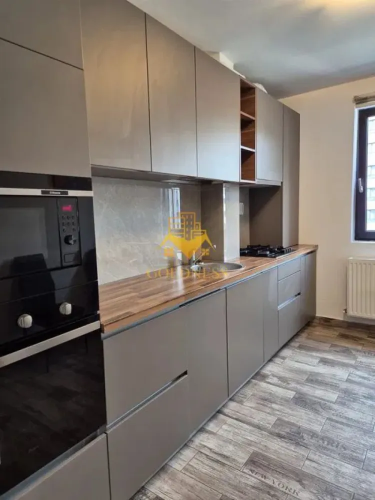 2 Camere decomandate, Park Lake, FSEGA, Iulius Mall, Modern, AC. - GOLDNESS Imobiliare vă propune spre închiriere un apartament cu 2 camere complet mobilat și utilat, la etajul 7 într-un imobil de 10 etaje, în Cartierul Gheorgheni!
Posibilitate de parcare in zona la liber!
Se află în apropierea stațiilor de transport în comun, magazine, restaurante, spații verzi, farmacii, etc. 

Apartamentul este compartimentat astfel:
 - dormitor cu pat matrimonial, dressing, noptiere
 - living cu canapea extensibilă, loc de servit masa 
 - bucatarie utilată și mobilată, 
 - baie cu dus walk-in, calorifer port prosop și dulap pentru depozitare.
 - Balcon 6 Mp.

Imobilul este dotat cu toate cele necesare- centrală proprie, frigider, aragaz, hotă, mașină de spălat haine, etc. 

Dacă sunteți interesați de acest apartament și doriți să îl vizionați, dar și pentru alte oferte nu ezitați să ne contactați telefonic sau prin e-mail. Vă stăm la dispoziție!
Pentru intermediere se percepe un comision de 50% din prețul chiriei!