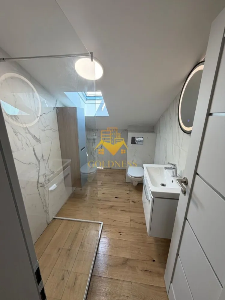 2 camere Modern Bloc Nou Mansarda Cartierul Europa zona Eugen Ionesco - GOLDNESS Imobiliare vă propune spre închiriere un apartament cu 2 camere complet mobilat și utilat, la Mansarda într-un imobil de 4 etaje, în Cartierul Europa .
Dispune de loc de parcare inclus in pret. 
Se află în apropierea stațiilor de transport în comun, magazine, restaurante, spații verzi, farmacii, etc. 

Apartamentul este compartimentat astfel:
 - dormitor cu pat matrimonial, dressing, noptiere
 - living cu bucatarie open space complet utilată și mobilată, canapea extensibilă, loc de servit masa 
 - baie cu cabina de dus, calorifer port prosop și dulap pentru depozitare.

Imobilul este dotat cu toate cele necesare- centrală proprie, frigider, aragaz, hotă, mașină de spălat haine, etc. 

Dacă sunteți interesați de acest apartament și doriți să îl vizionați, dar și pentru alte oferte nu ezitați să ne contactați telefonic sau prin e-mail. Vă stăm la dispoziție!
Pentru intermediere se percepe un comision de 50% din prețul chiriei!